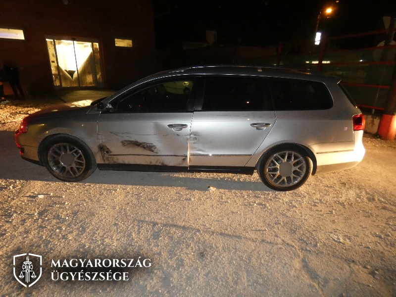 Ámokfutás Budapesten: totál részegen, kocsijában egy körözött személlyel menekült a rendőrök elől egy férfi