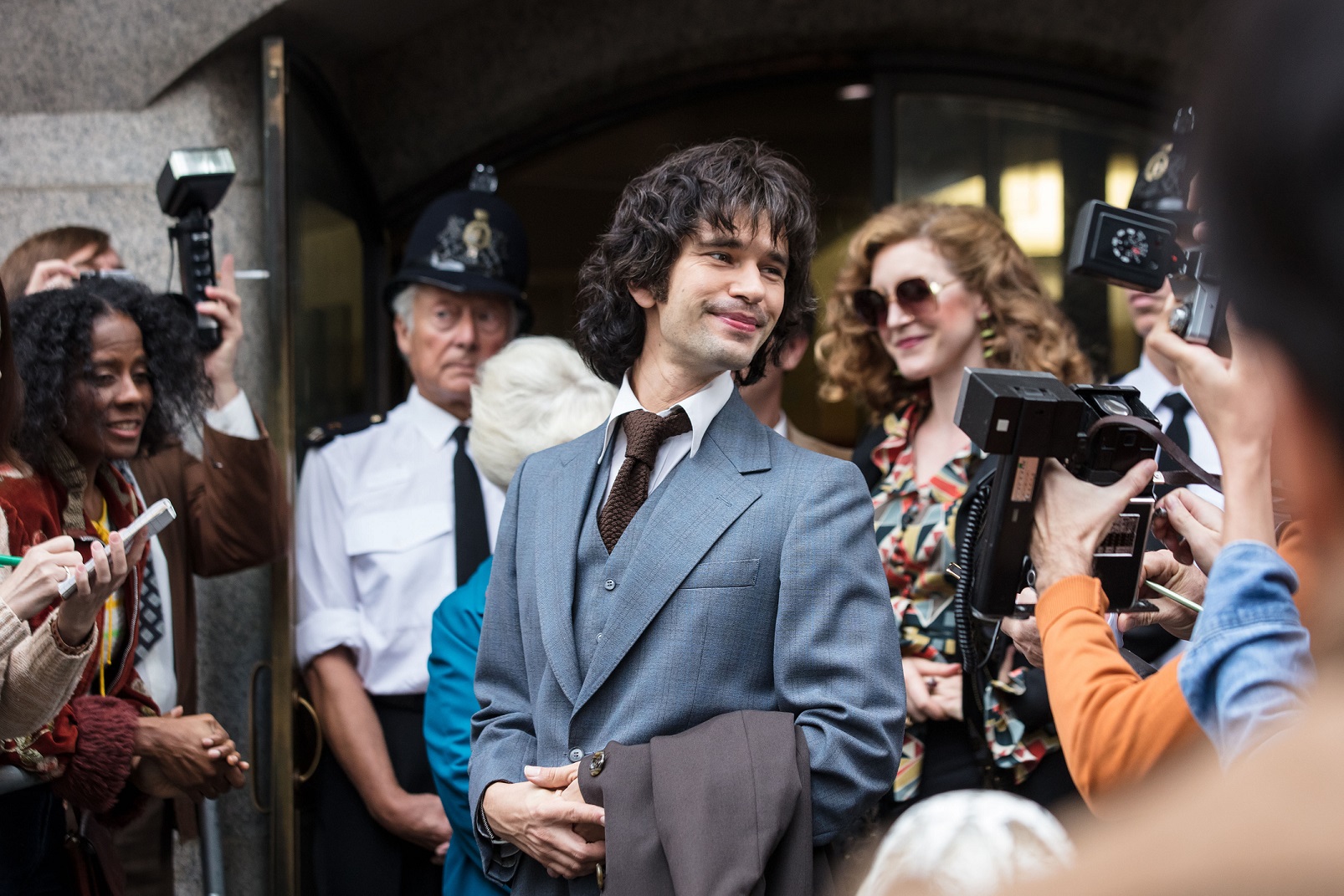 Trzyodcinkowy miniserial Skandal w angielskim stylu (A Very English Scandal) będzie miał swoją premierę w HBO i HBO GO już w piątek, 2 listopada. Tego dnia w serwisie HBO GO dostępne będą wszystkie odcinki produkcji. Na antenie HBO pierwszy odcinek wyemitowany zostanie 2 listopada o godz. 21.15, kolejne co piątek o tej samej porze.
