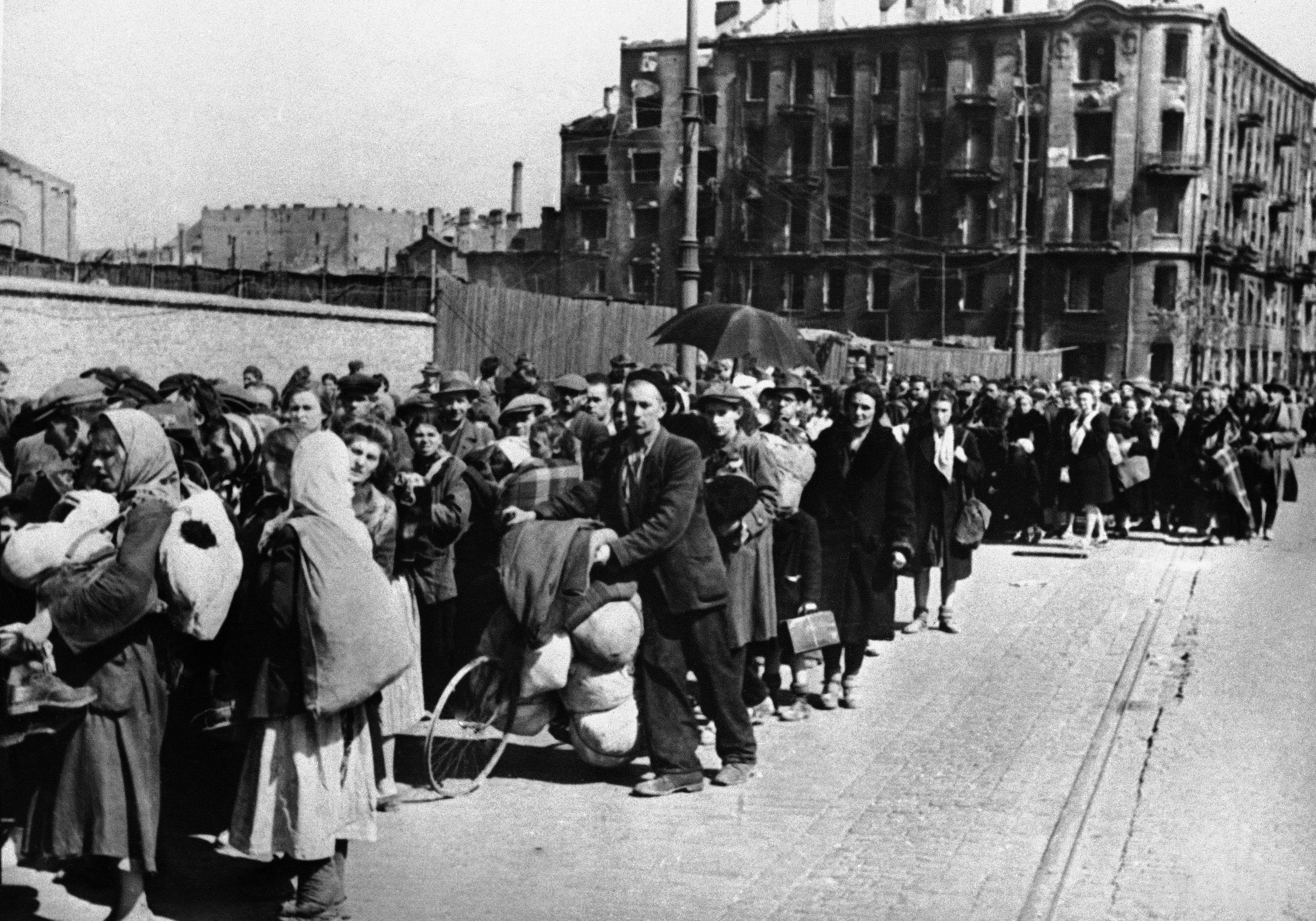 Ci z mieszkańców Warszawy, którym udało się przeżyć, opuszczają zniszczone miasto