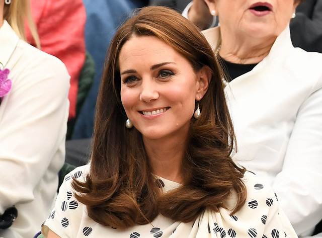 Kate Middleton ezt a gyönyörű fülbevalót Erzsébet királynőtől kapta -  Glamour
