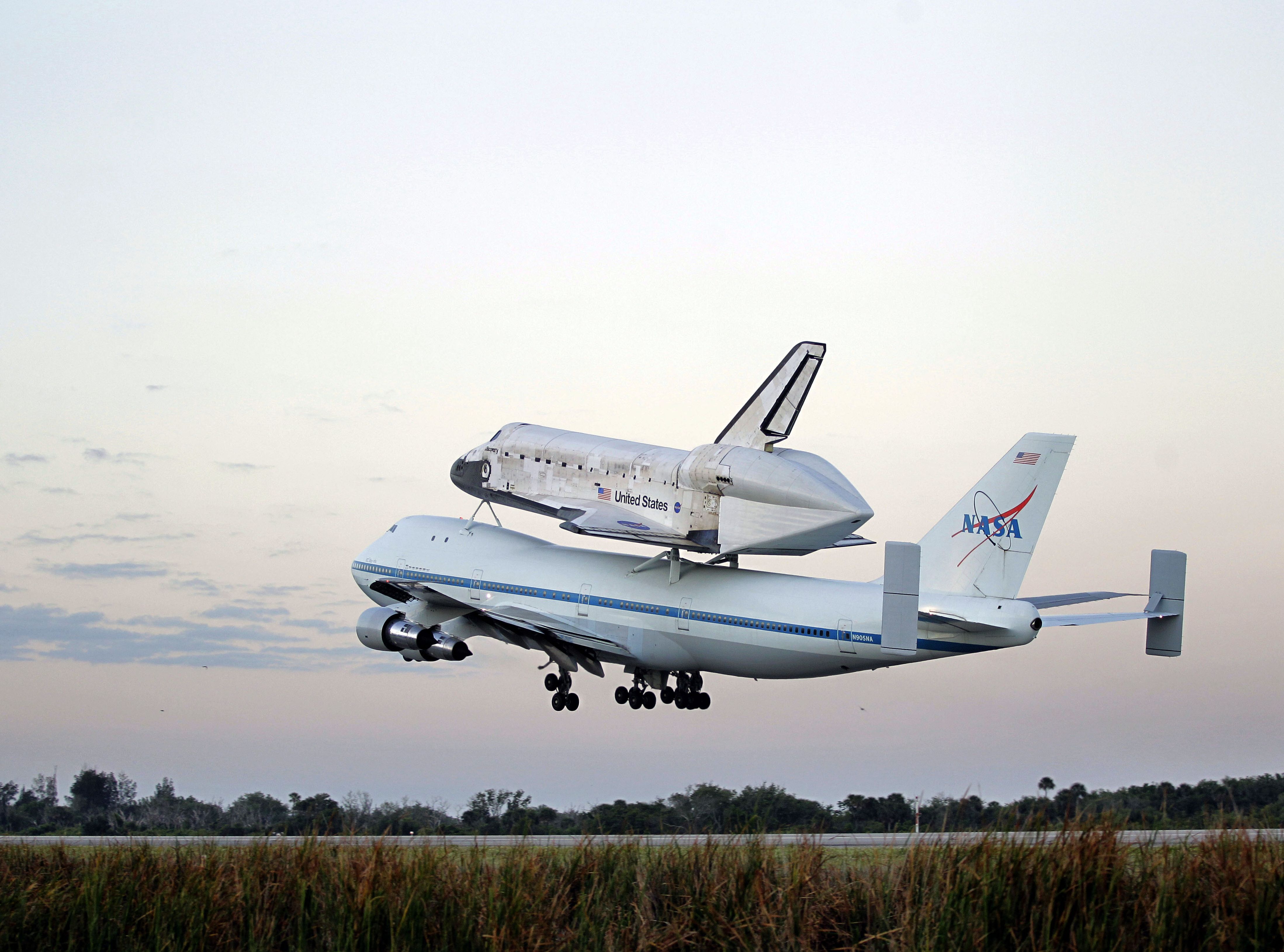 Lot z Florydy do Waszyngtonu Discovery odbył na grzbiecie zaadaptowanego dla transportu wahadłowców Boeing 747