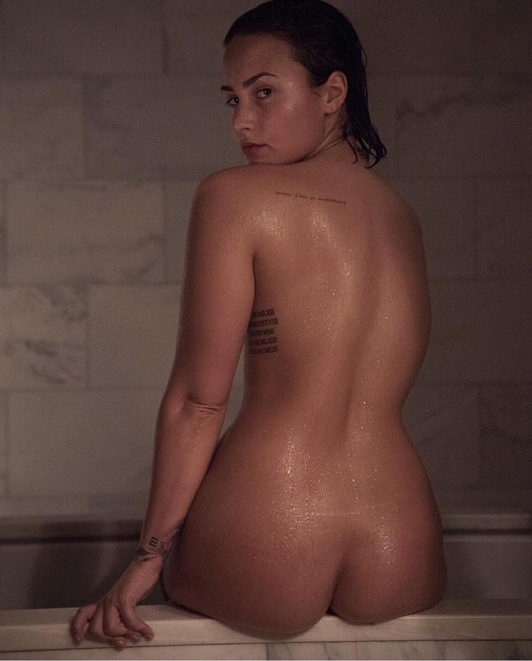 Demi Lovato nago, bez makijażu i retuszu