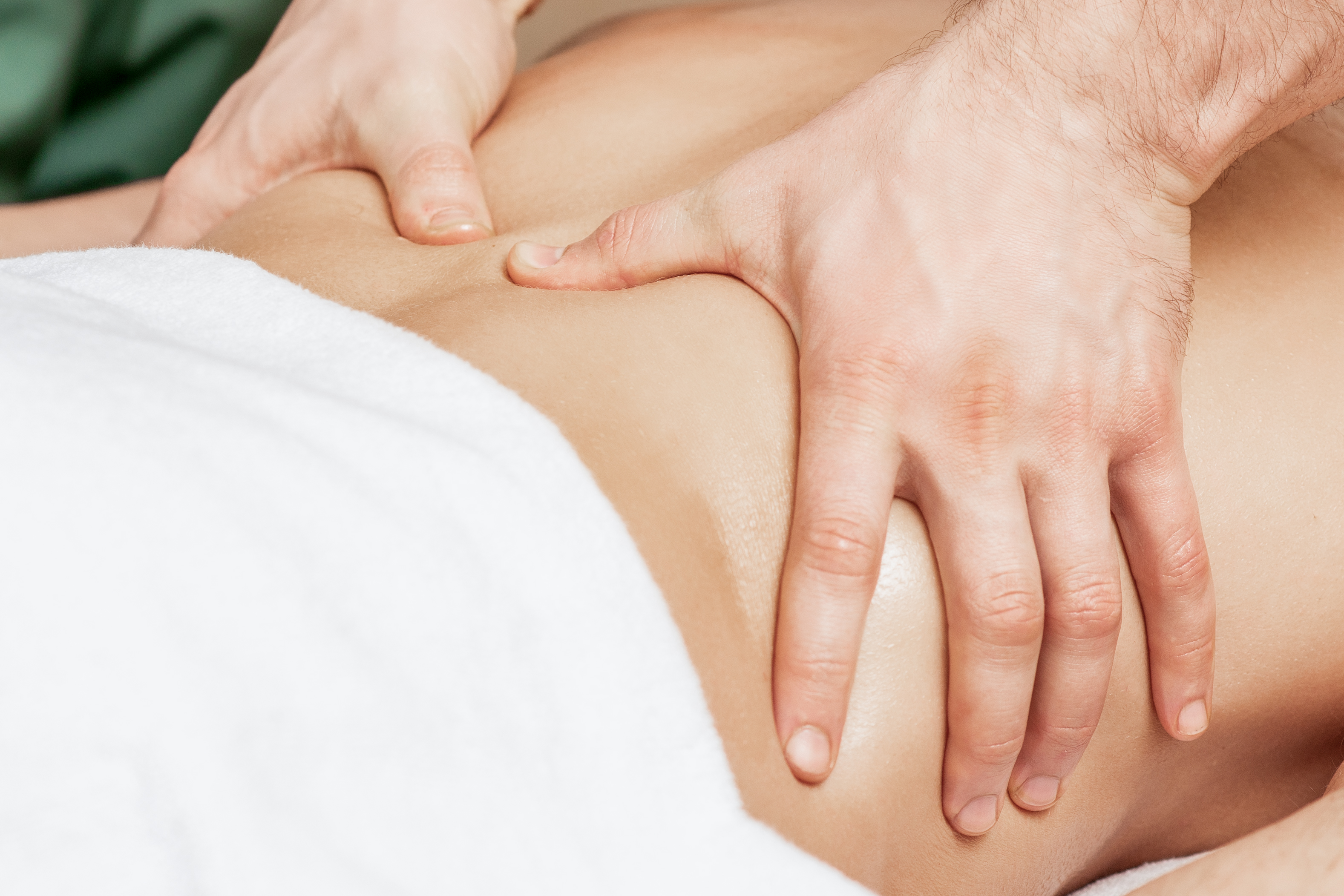 Sztárok masszőrére csapott le a NAV