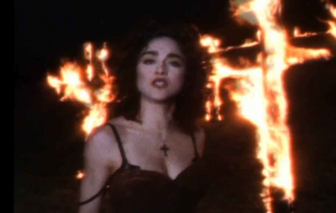 Madonna z i na krzyżu