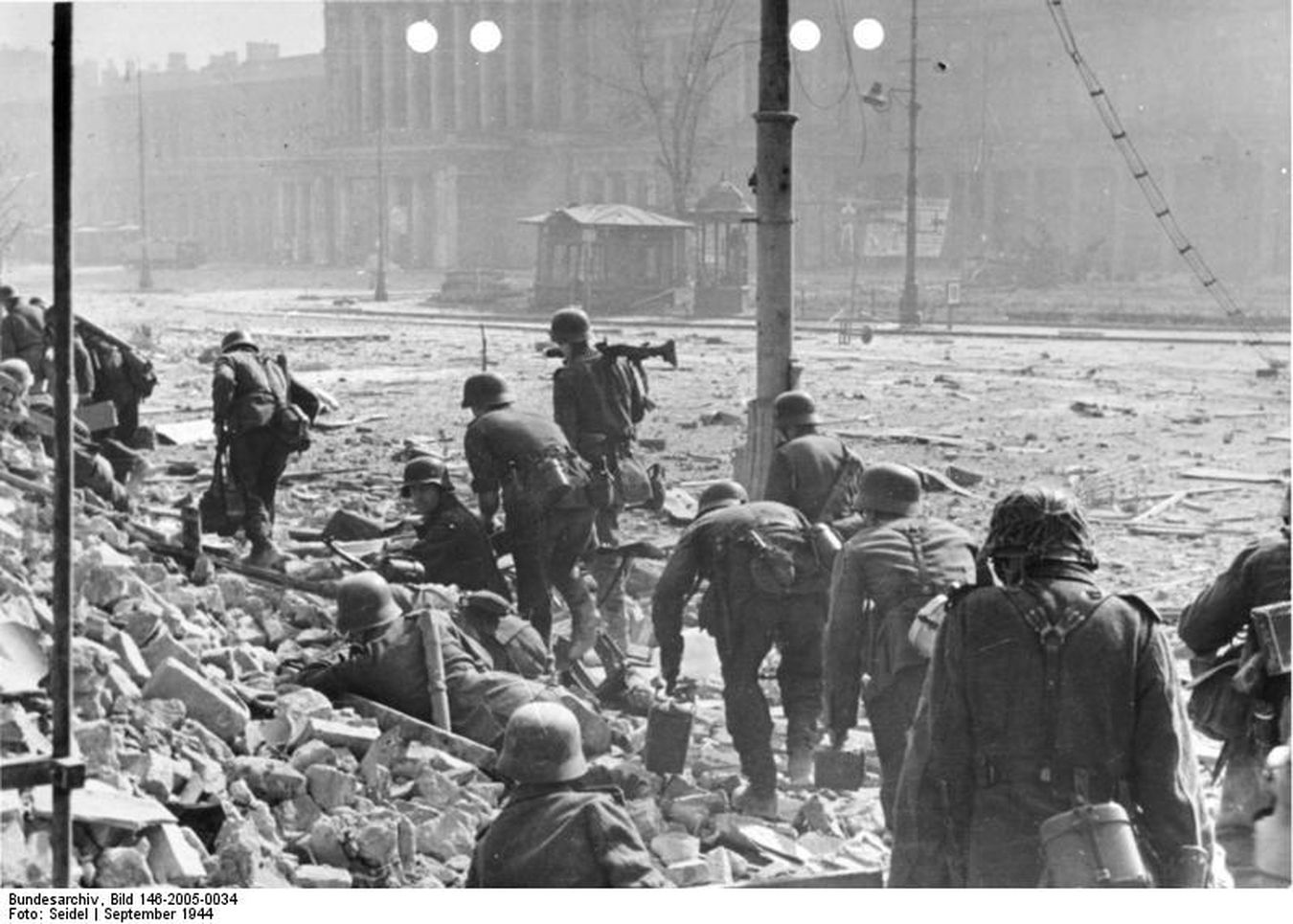 Powstanie Warszawskie, walki w Śródmieściu, przed Teatrem Wielkim (fot. Bundesarchiv, 146-2005-0034)