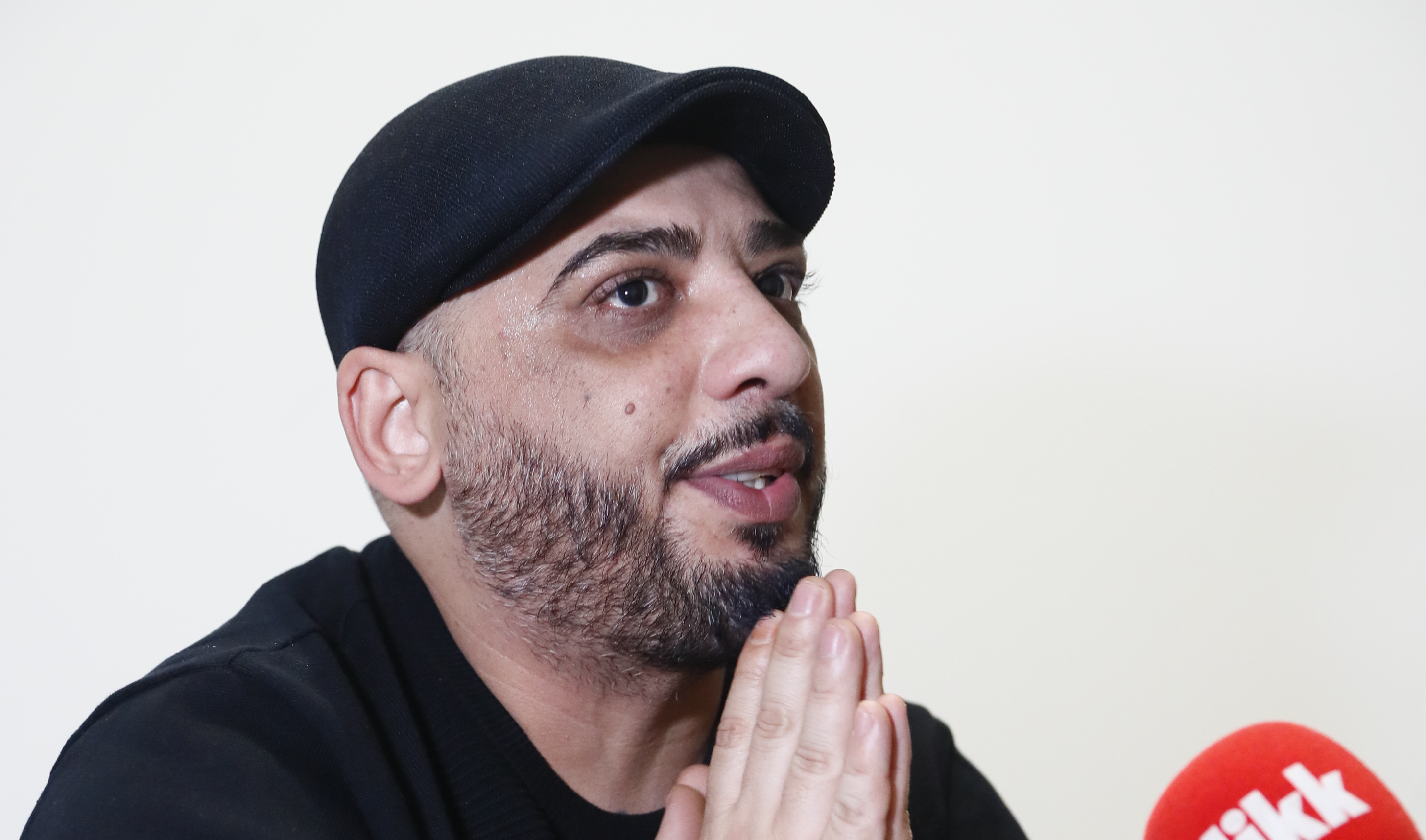 "Feldúltan, ordítva érkezett a lépcsőházba" - a Fekete Vonat sztárja addig balhézott amíg pénzt nem kezdtek utalni neki ismerősei