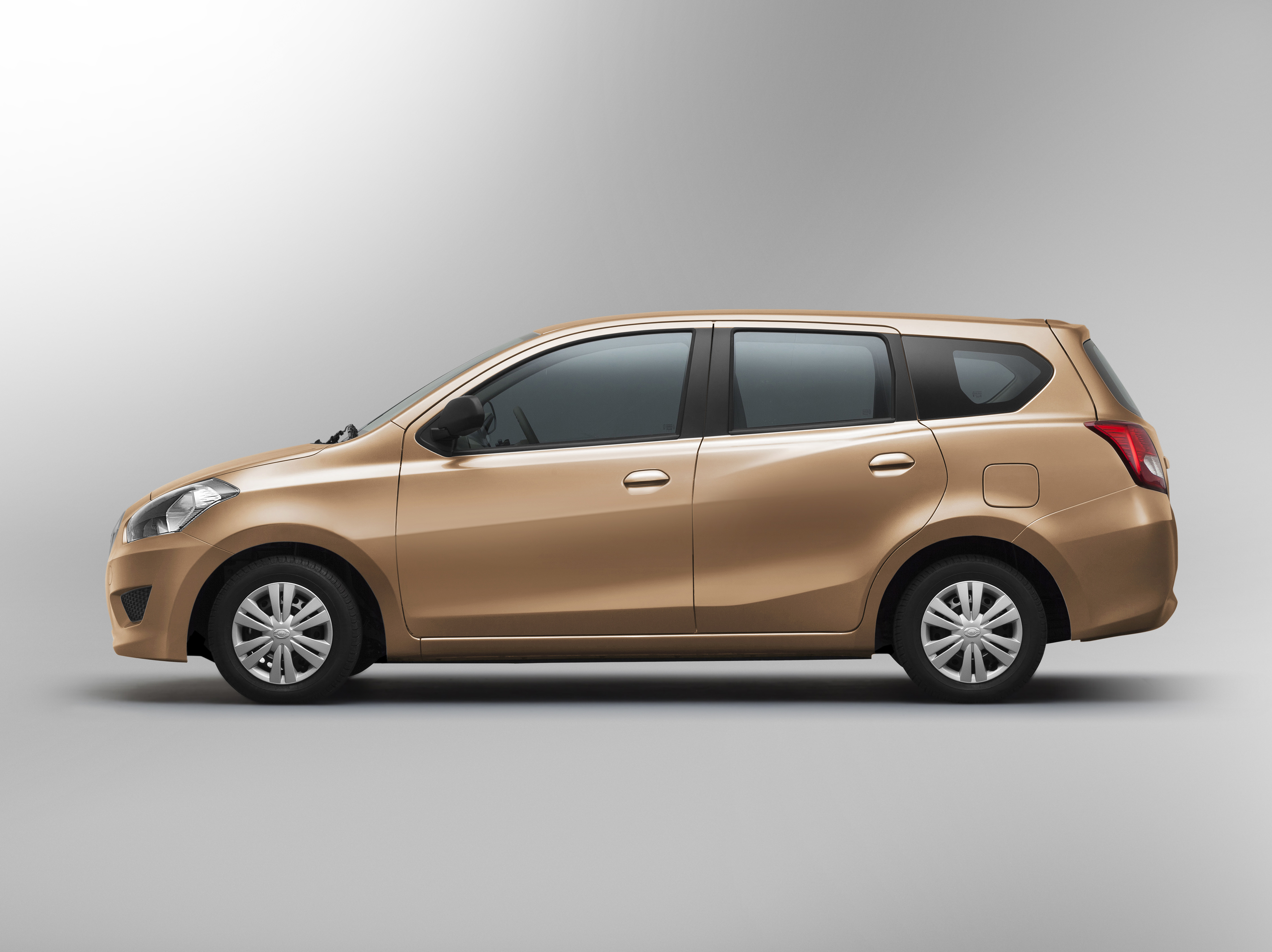 Datsun GO+ ma kosztować w Indonezji od 100 mln rupii - czyli ok. 28-30 tys. zł. W takiej cenie nowość japońskiej marki będzie najtańszym 7-osobowym autem na tamtym rynku. W Polsce za podobne pieniądze można kupić kilkuletniego volkswagena passata. W grę wchodzi też nowy chevrolet spark.