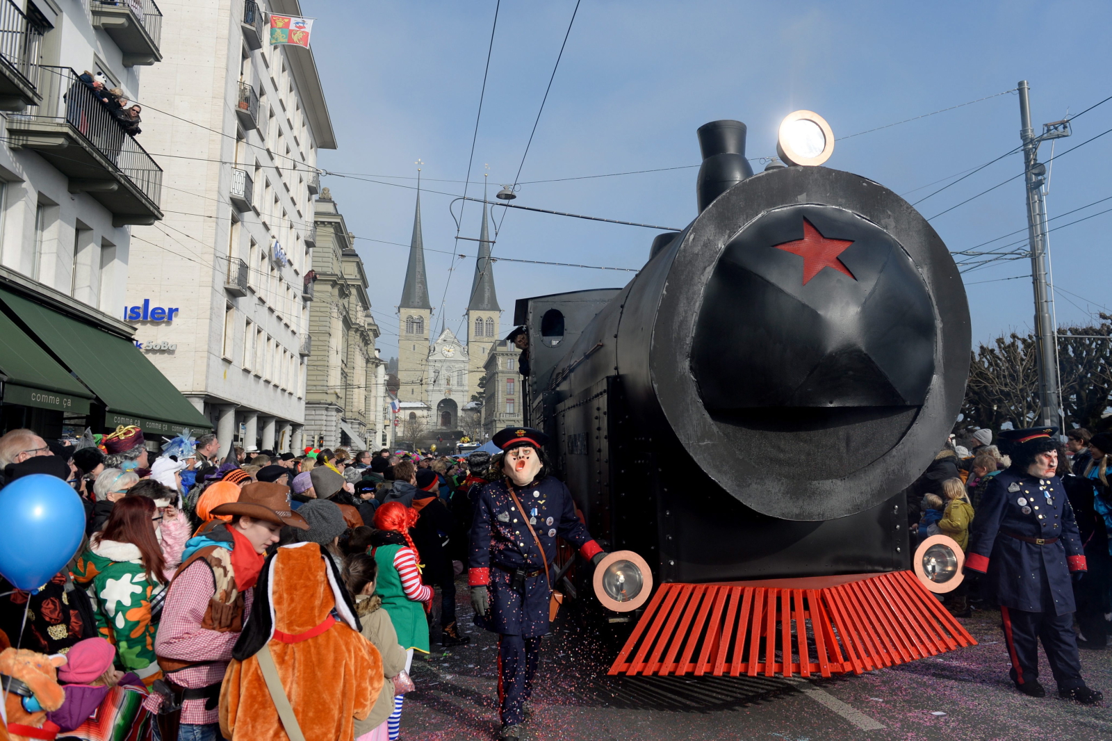 Przez sześć dni poprzedzających rozpoczęcie Wielkiego Postu, od 12 do 17 lutego, Lucerna przechodzi we władanie karnawałowiczów. Przez miasto przechodzą liczne parady, między innymi parada monstrów, lecz także parada dzieci w kolorowych kostiumach, odbywają się również pokazy orkiestr, imprezy taneczne. Zabawy trwają do białego rana.
<br /><br />Taka walka karnawału z postem bardzo nam się podoba!