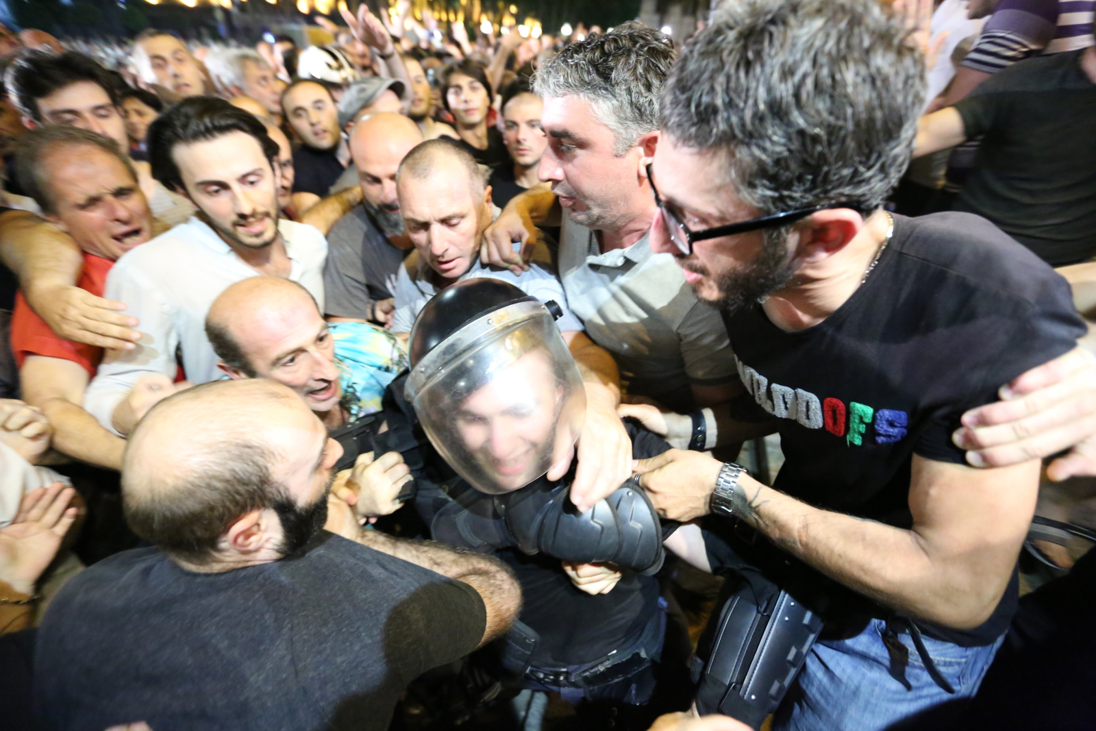 Rosyjskie wpływy w Gruzji, dawnej republice byłego ZSRR, to temat wrażliwy politycznie. W sierpniu 2008 r. wybuchł kilkudniowy konflikt zbrojny między Rosją a Gruzją. Gruzja podjęła zbrojną próbę odzyskania kontroli nad Osetią Południową, regionem, który oderwał się od niej w latach 90. i przy nieformalnym wsparciu Moskwy uzyskał faktyczną niezależność od Tbilisi. Rosja odpowiedziała wprowadzeniem swych wojsk do tej republiki i dalej w głąb gruzińskiego terytorium.