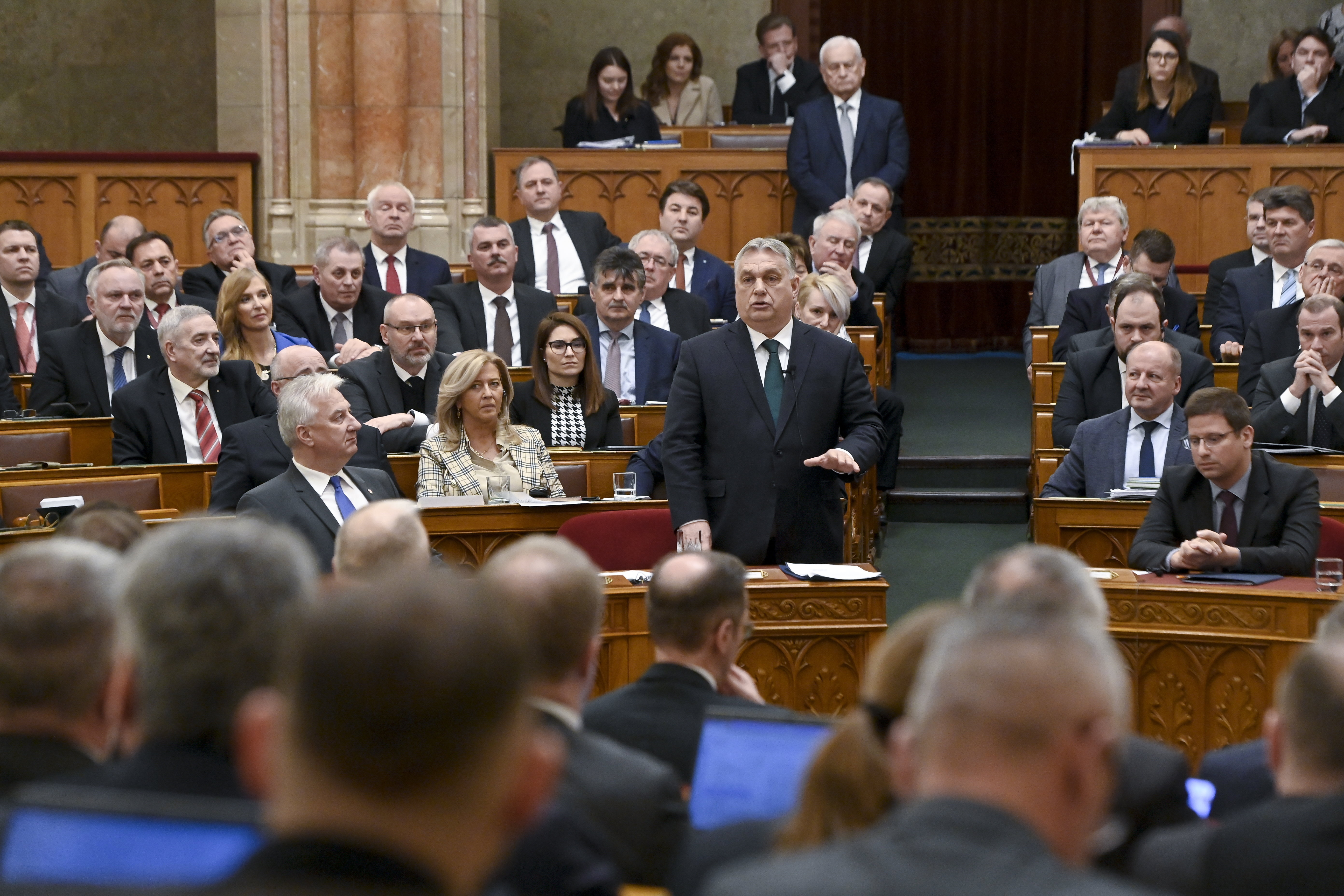 Ezt válaszolták Orbán Viktornak a  beszéde után - &quot;oroszügynöközték&quot;, volt minden - annyi, hogy az MSZP szerint is kell az ársapka