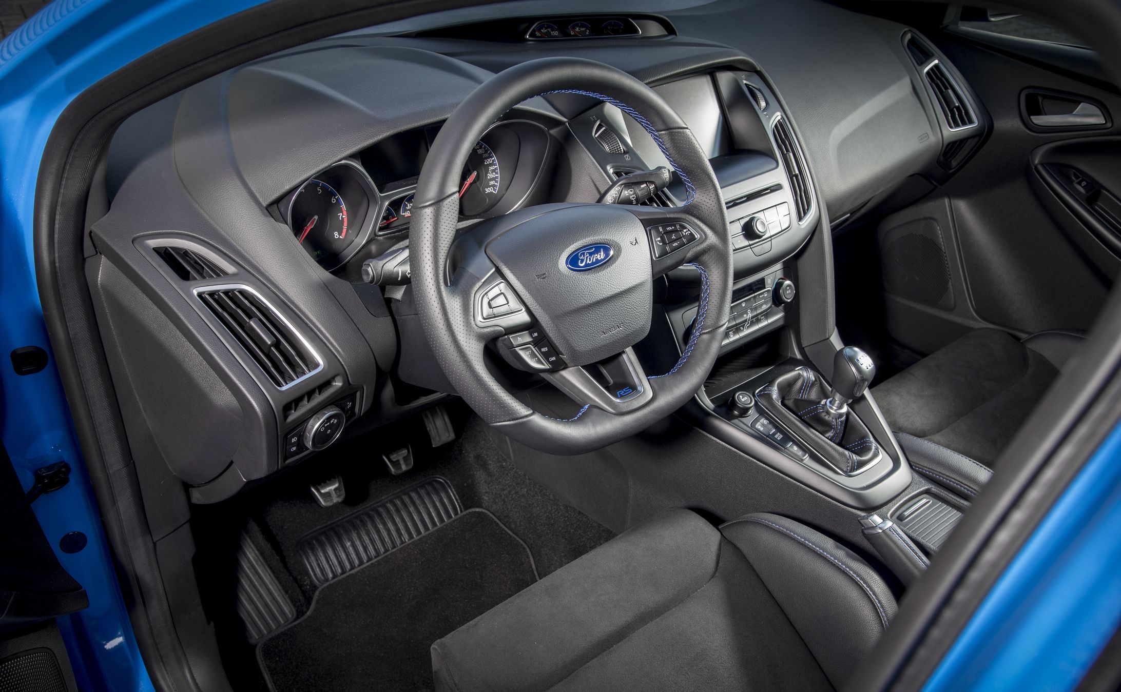 Czy nowy silnik focusa RS na żywo będzie brzmiał przynajmniej tak dobrze jak pięciocylindrowa jednostka stosowana w poprzedniku? Podobno inżynierowie z Ford Performance zadbali o to, aby współczesny RS generował dźwięk uzupełniany charakterystycznym dla tego gatunku aut