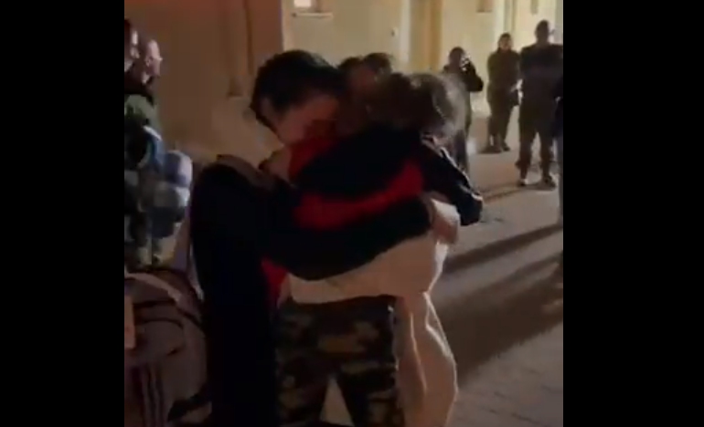 51 nap után találkozott a Hamász által elrabolt lányaival a magyar–izraeli anyuka: videón a megható pillanatok