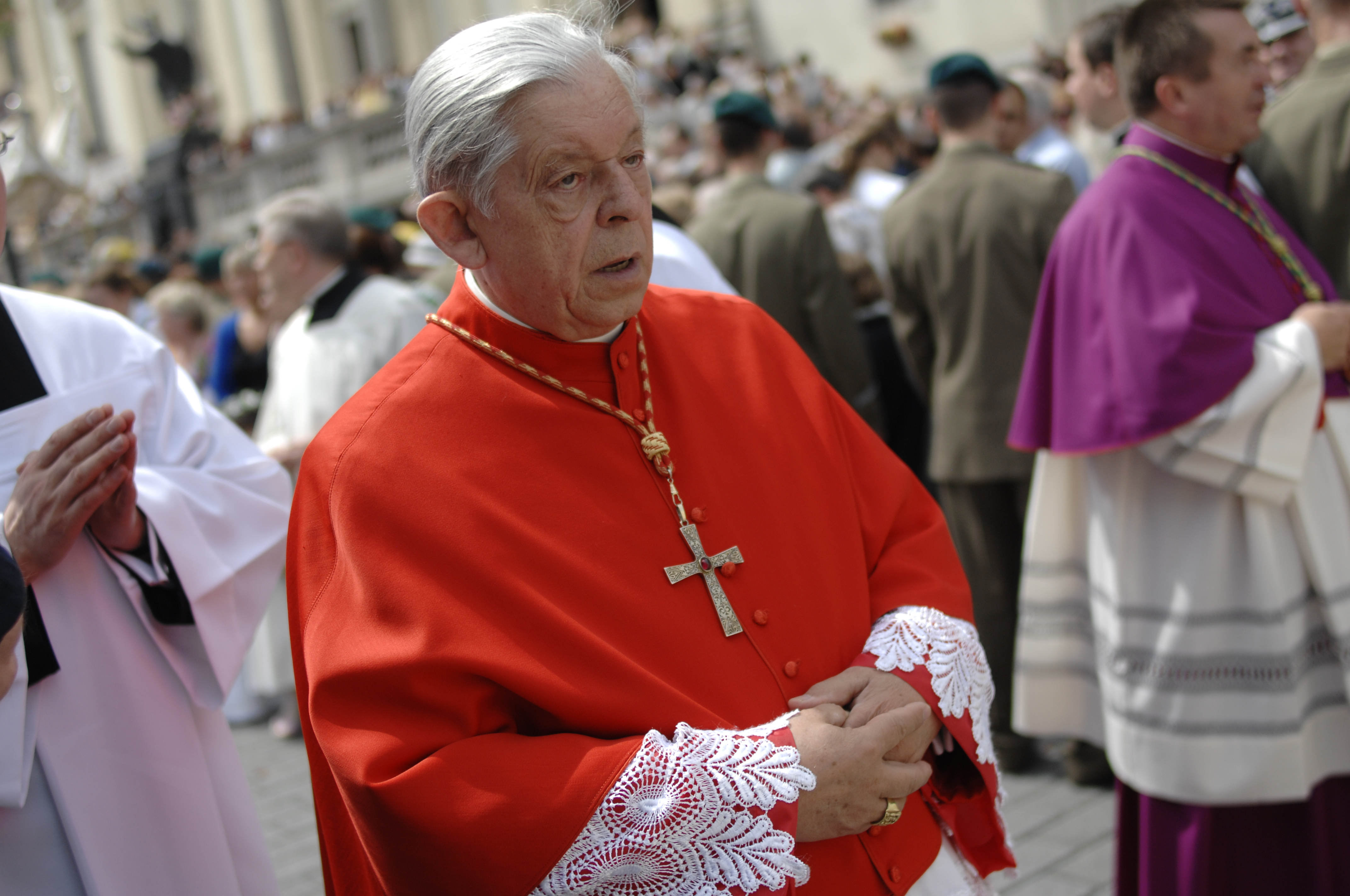 Kardynał Józef Glemp na procesji Bożego Ciała w Warszawie