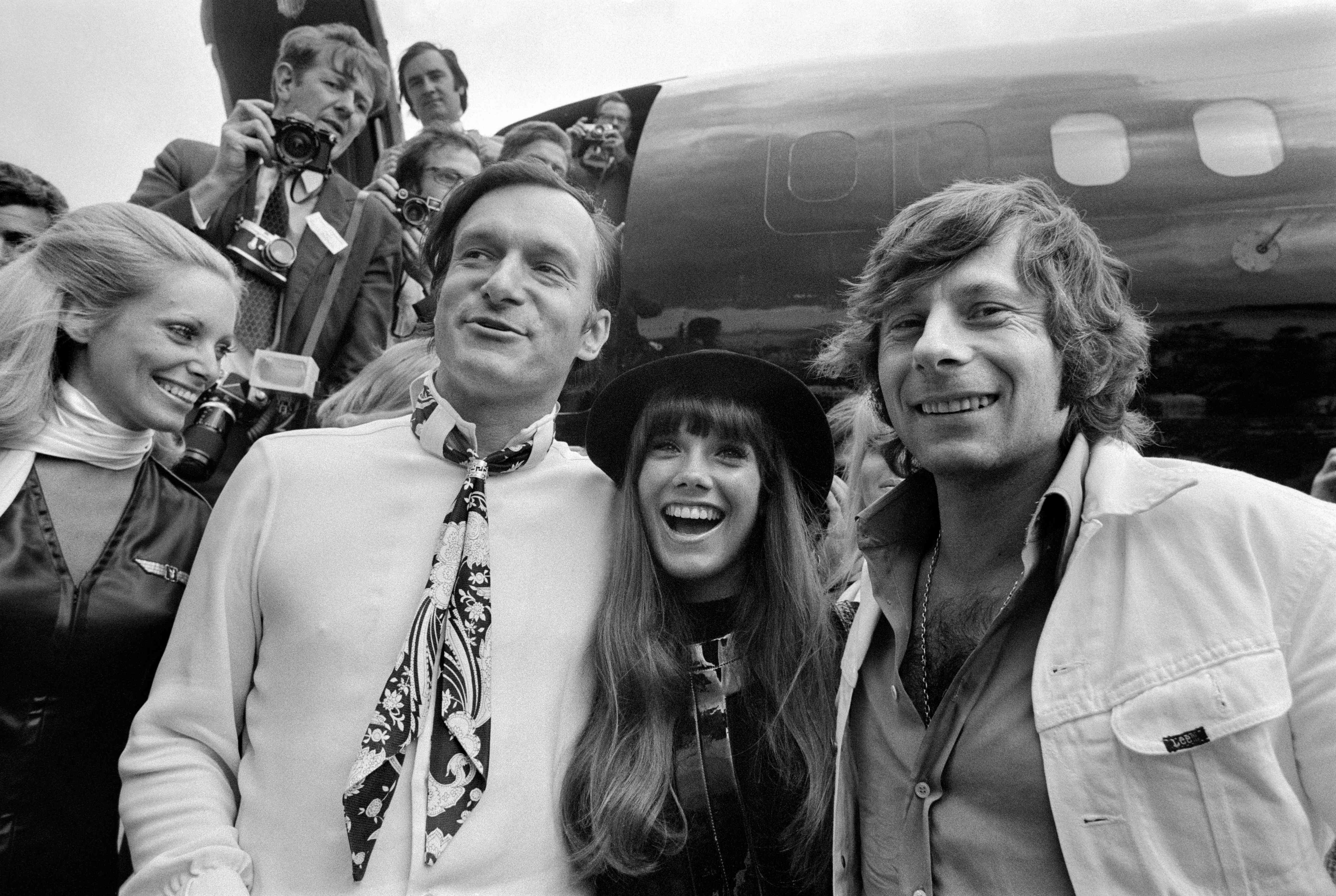 Hugh Hefner, jego dziewczyna, aktorka Barbara Benton, i reżyser Roman Polański na lotnisku Le Bourget, 21 sierpnia 1970 r.