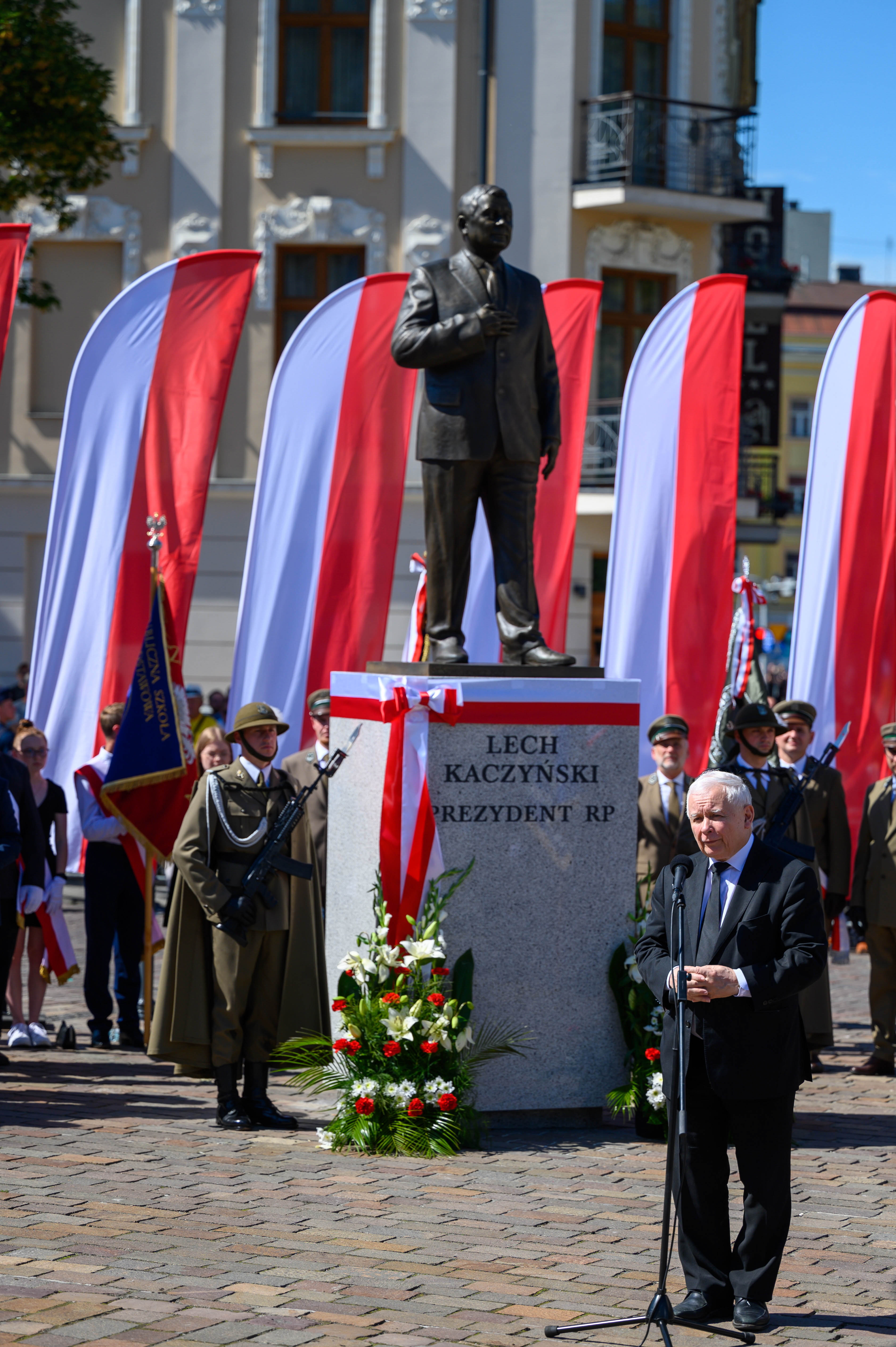 Jarosław Kaczyński przemawia przed pomnikiem Lecha Kaczyńskiego w Tarnowie