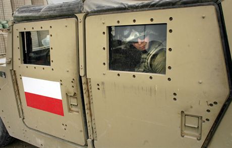 04.04.2007 Irak Camp Echo Divanija wizyta ministra Obrony Narodowej Aleksandra Szczyglo w Iraku w Camp Echon/z polski zolnierz w samochodzie Hummer HumvieFot. Wojciech Grzedzinski