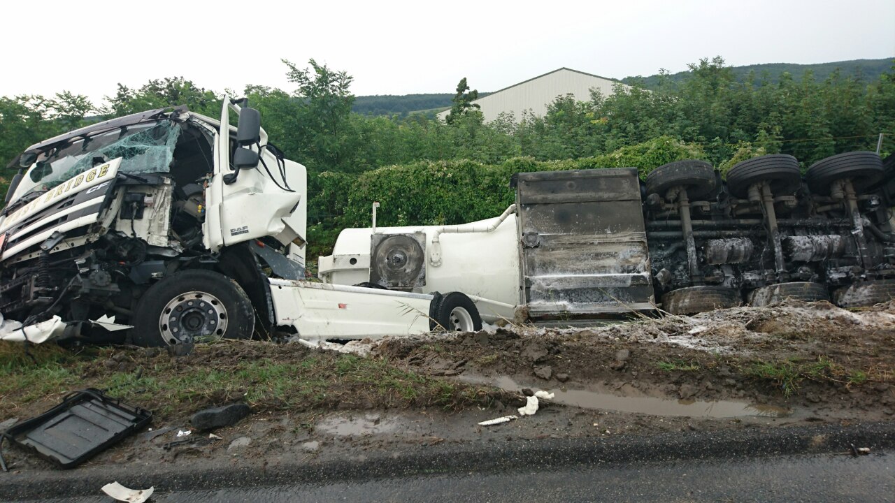 Súlyos sérülés! Felborult egy üzemanyag-szállító kamion az M1-esen! - Blikk
