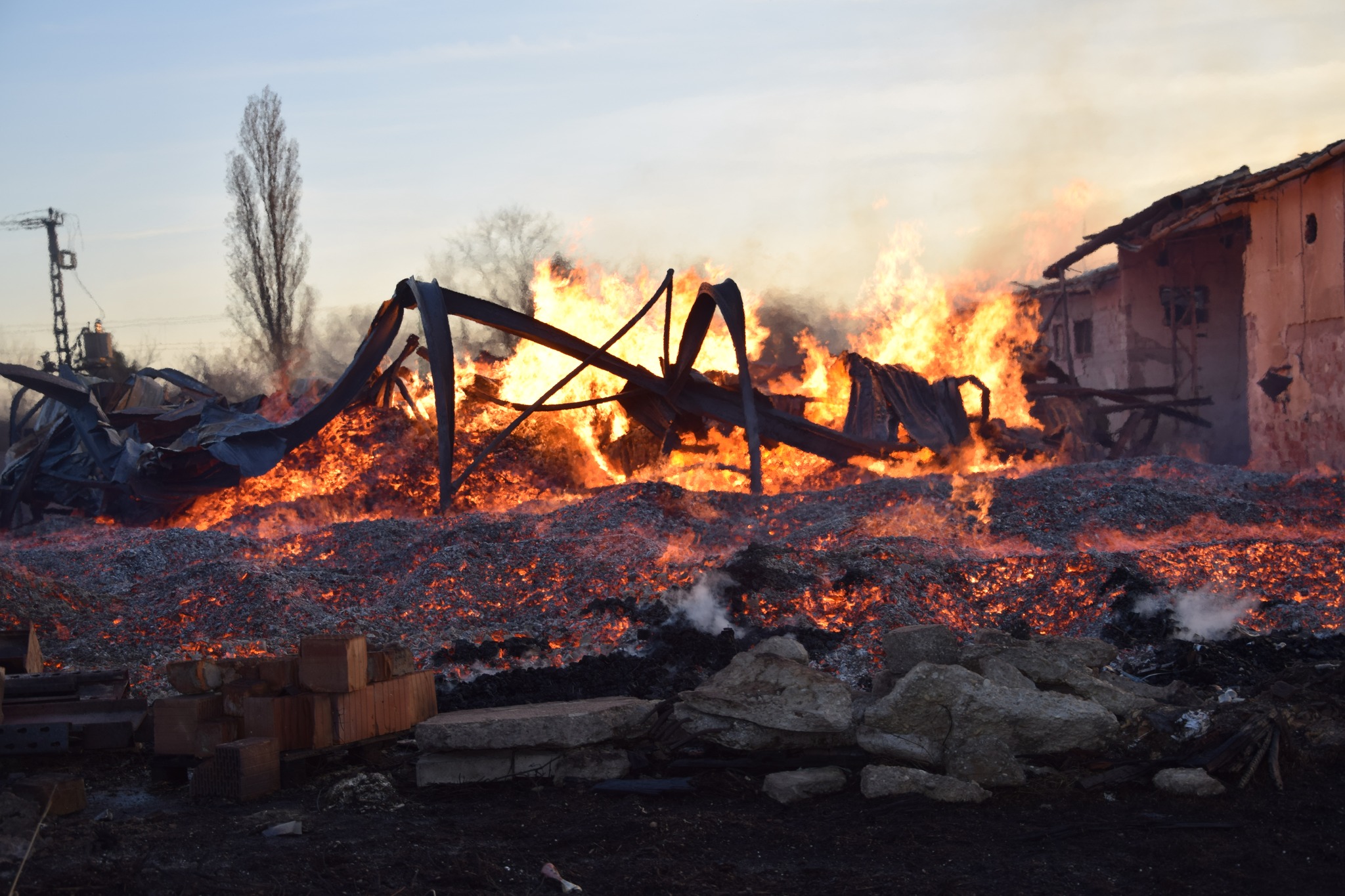 Hatalmas pusztítást végzett a tegnapi tűzvész Monorierdőnél: ennyi maradt az épületből - helyszíni fotók