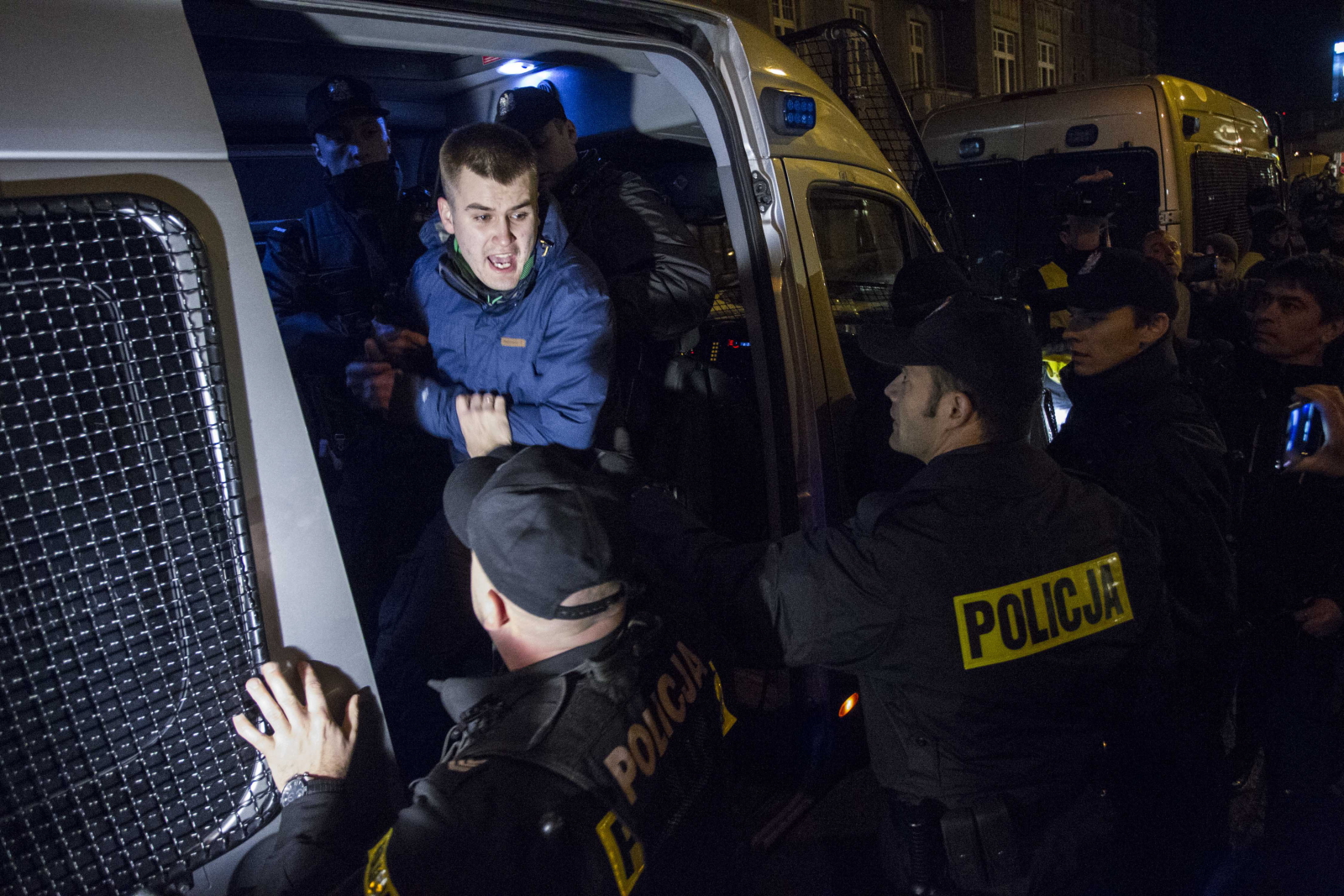 Spektakl wzbudza kontrowersje, bo na scenie wystąpili aktorzy filmów pornograficznych. <BR><BR> Kamil Rynkiewicz z dolnośląskiej policji poinformował, że po protestach przed teatrem 12 osób będzie odpowiadać za nielegalne blokowanie wejścia do budynku i nielegalne zgromadzenie. <BR><BR> Ostatecznie premiera się odbyła. Dyrektor teatru zaapelował do ministra kultury o podanie się do dymisji. Piotr Gliński żądał zniesienia kontrowersyjnej sztuki z afisza.