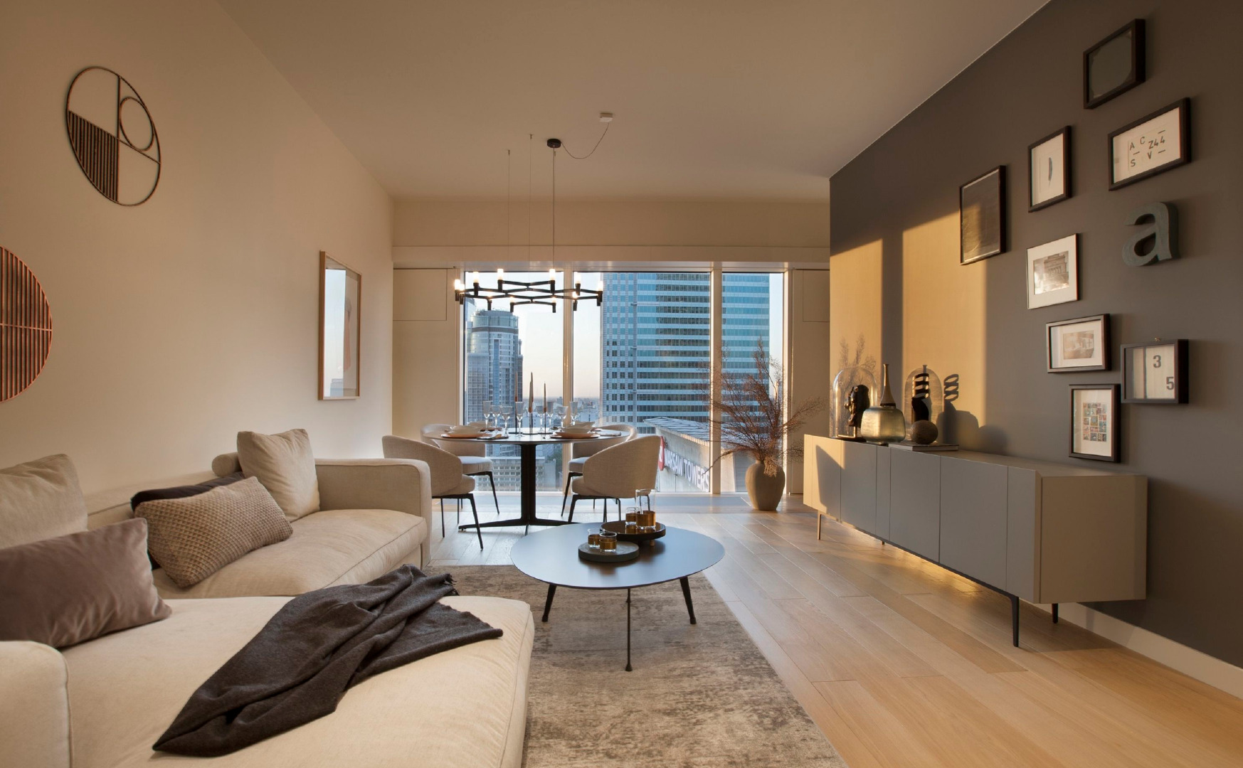 Najemcy apartamentów No.44 w cenie otrzymują opiekę concierge, który czuwa nad komfortem ich życia, ale również nieograniczony dostęp do największego w Europie piętra sportowo-rekreacyjnego z 25-metrowym basenem, siłownią, sauną, spa, salą kinową czy symulatorem do gry w golfa. Mieszkańcy mają do dyspozycji w sumie 1800mkw. powierzchni, w tym również letni taras i całoroczne jacuzzi.
