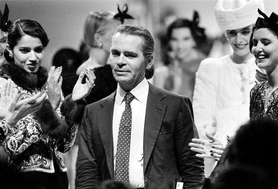 Karl Lagerfeld podczas pokazu Chanel, 1983 rok