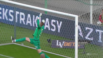 Wisła K - Lech (0:1): "Centrostrzał" Mitrovicia omal nie zaskoczył Putnockiego! Słowak odbija piłkę w ostatnim momencie
