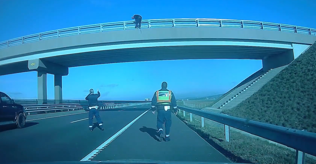 Az M30-as autópálya felüljárójáról akart a mélybe ugrani egy férfi - videó
