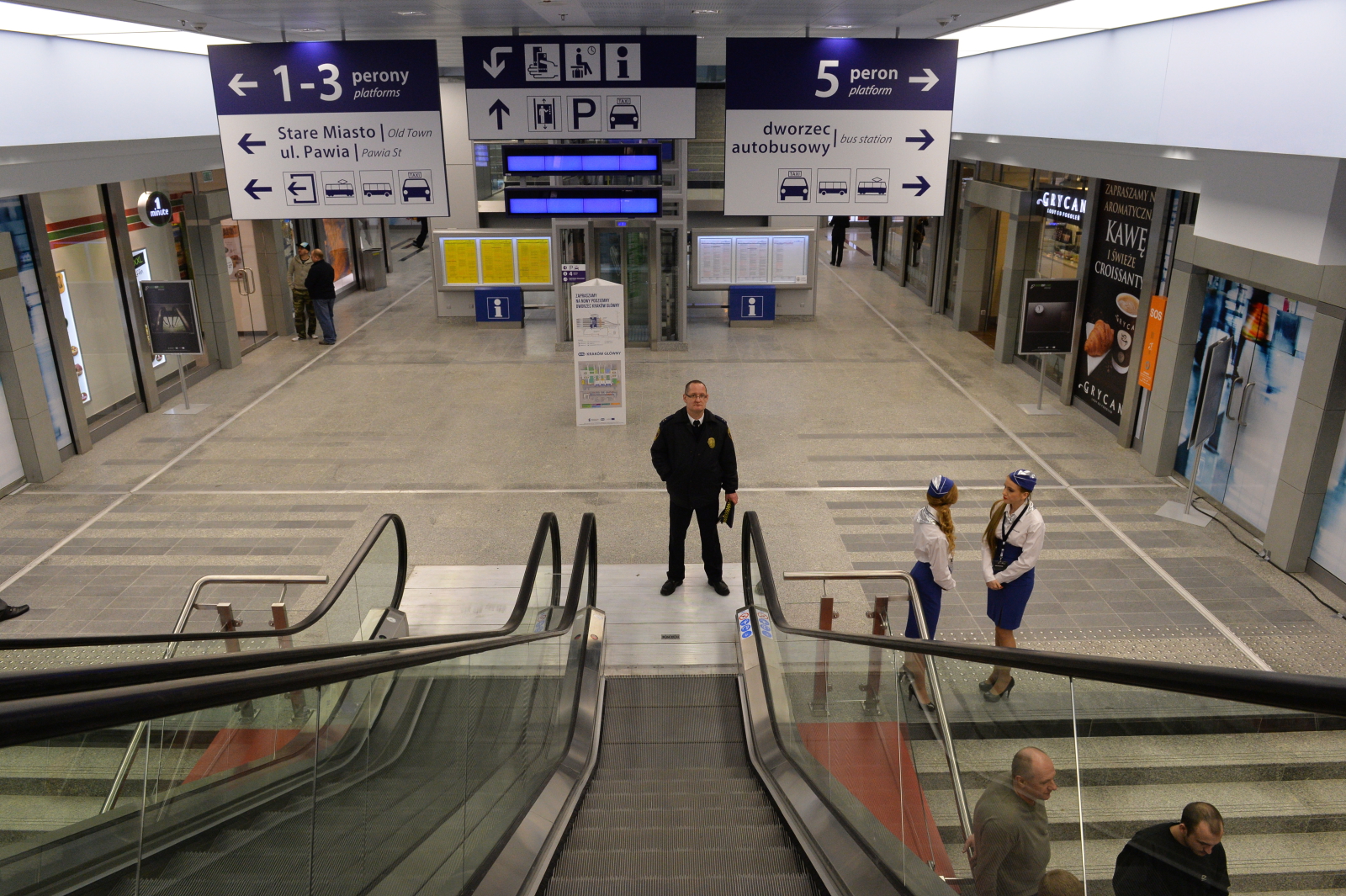 Razem z okoliczną galerią dworzec tworzy jedną z największych powierzchni handlowych w Krakowie.