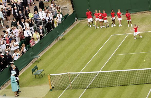 Królowa przygląda się ćwiczącym na kortach Wimbledonu juniorom