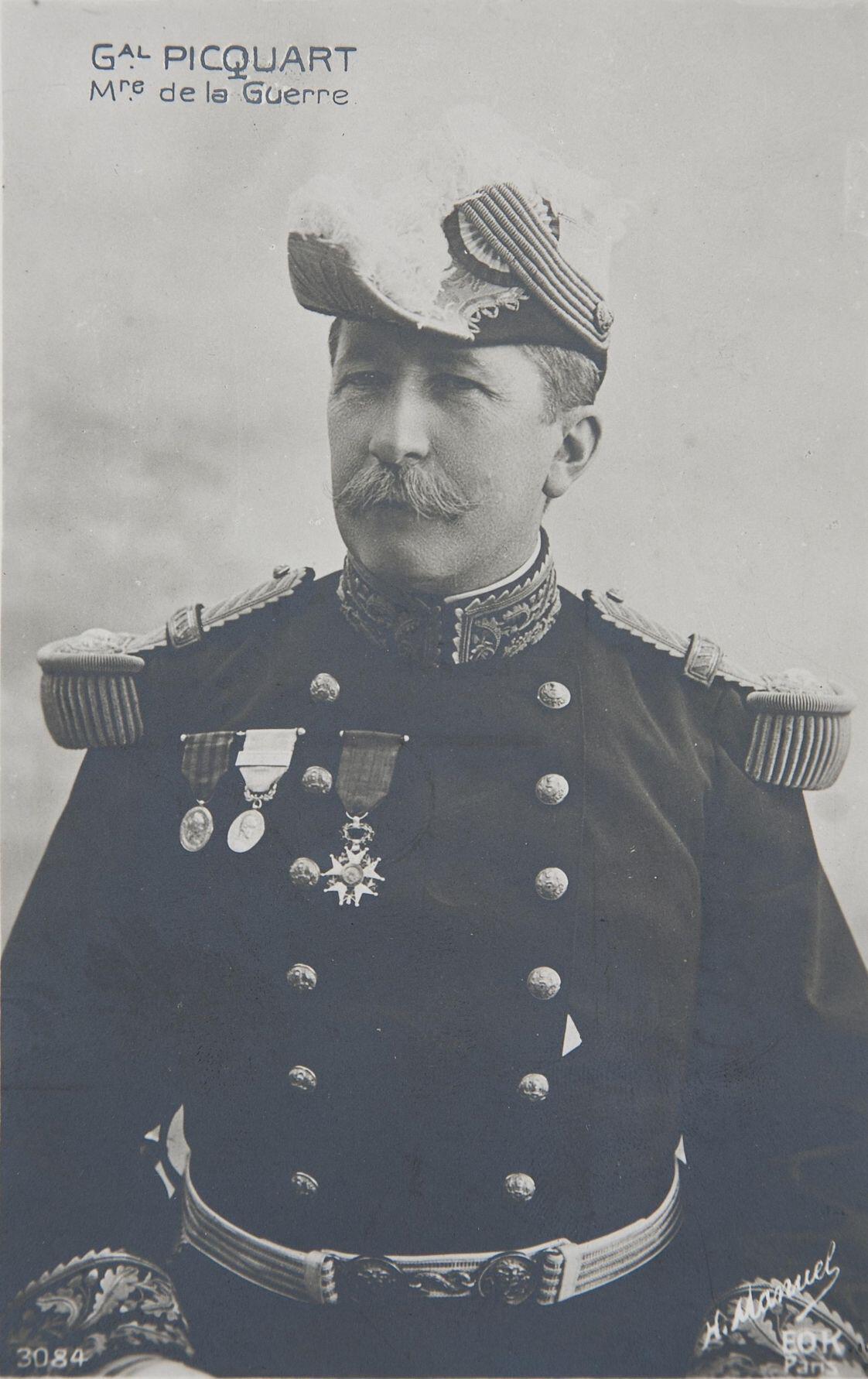 Marie-Georges Picquart służył jako sprawozdawca podczas pierwszego procesu Alfreda Dreyfusa dla ministra wojny oraz szefa sztabu