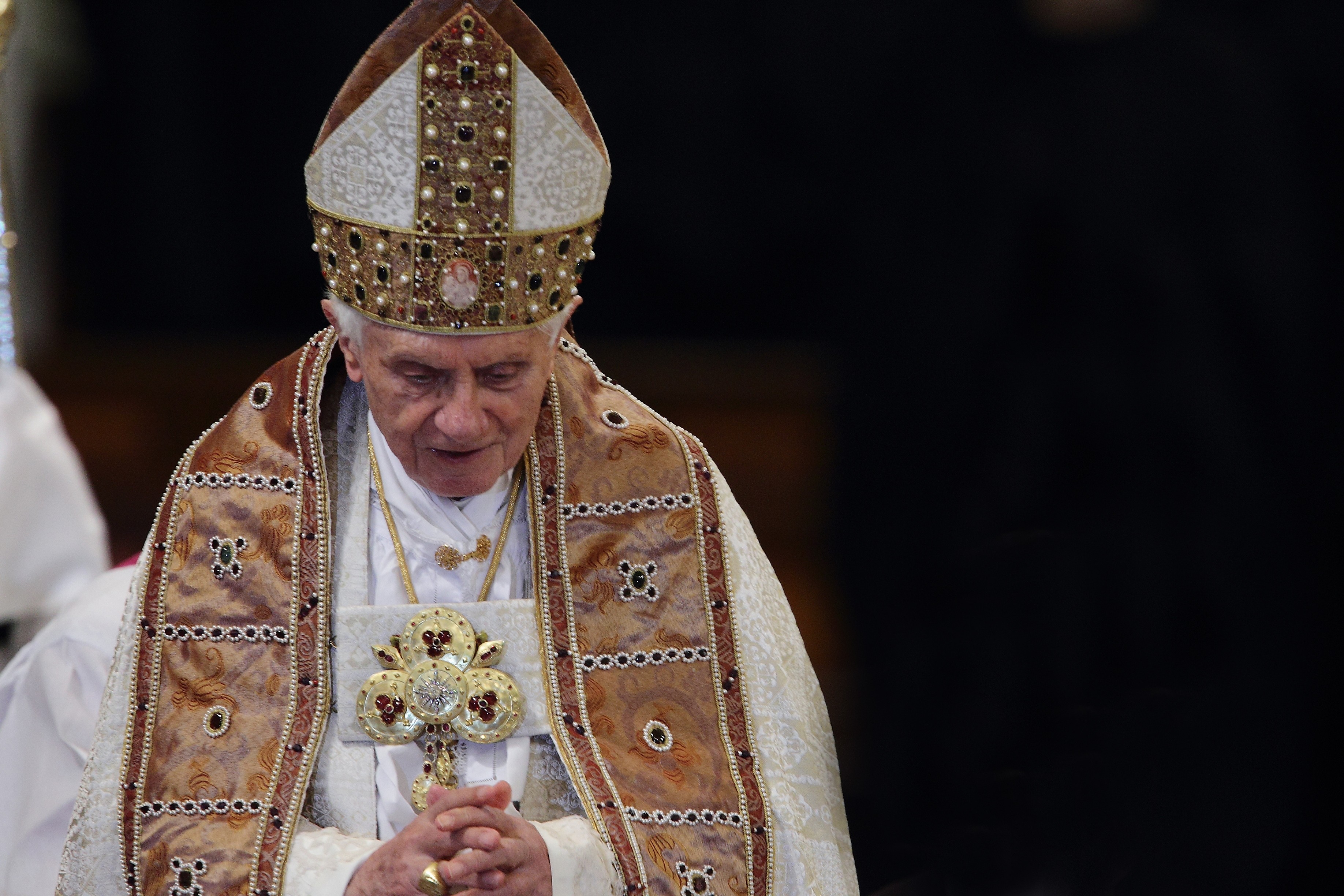 Papież Benedykt XVI ustępuje