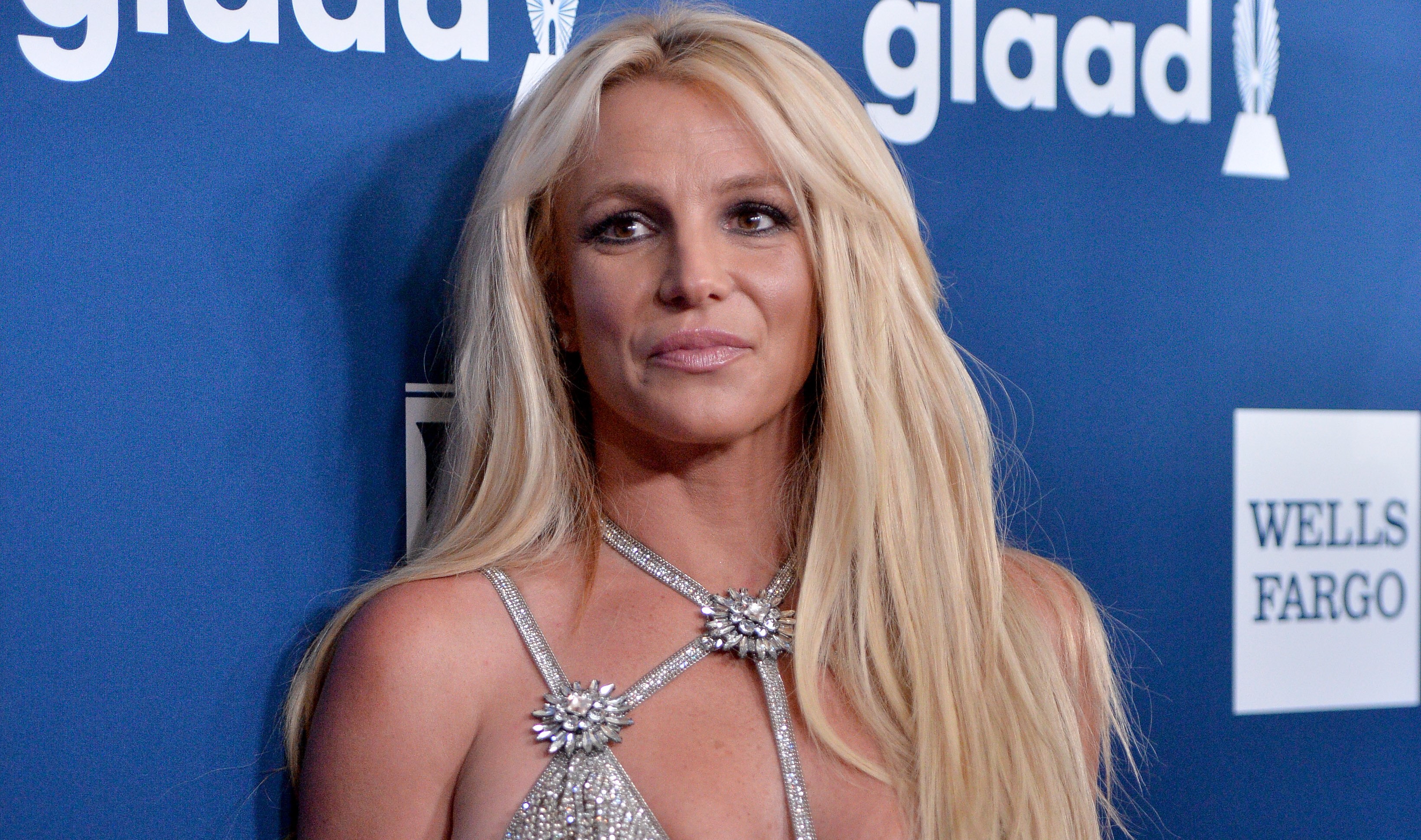 Britney Spears újabb sokkoló videót osztott meg: késekkel hadonászik a felvételeken – videó
