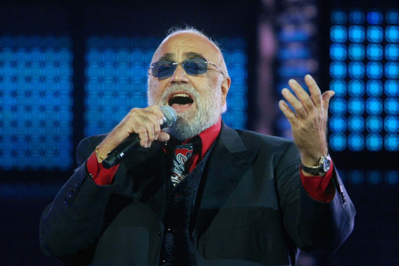 W Polsce Demis Roussos był kilkakrotnie. Gdy w 1979 roku stanął na deskach Opery Leśnej