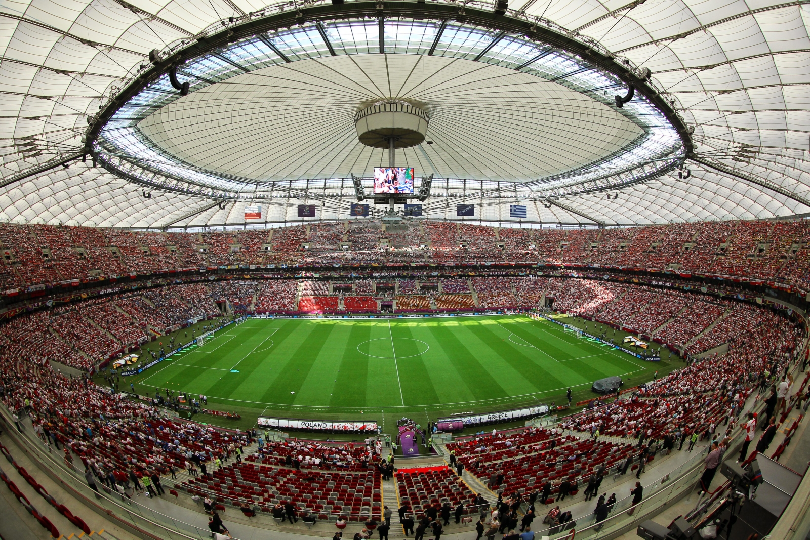 Stadion Narodowy wypełnia się kibicami przed meczem Polska-Grecja