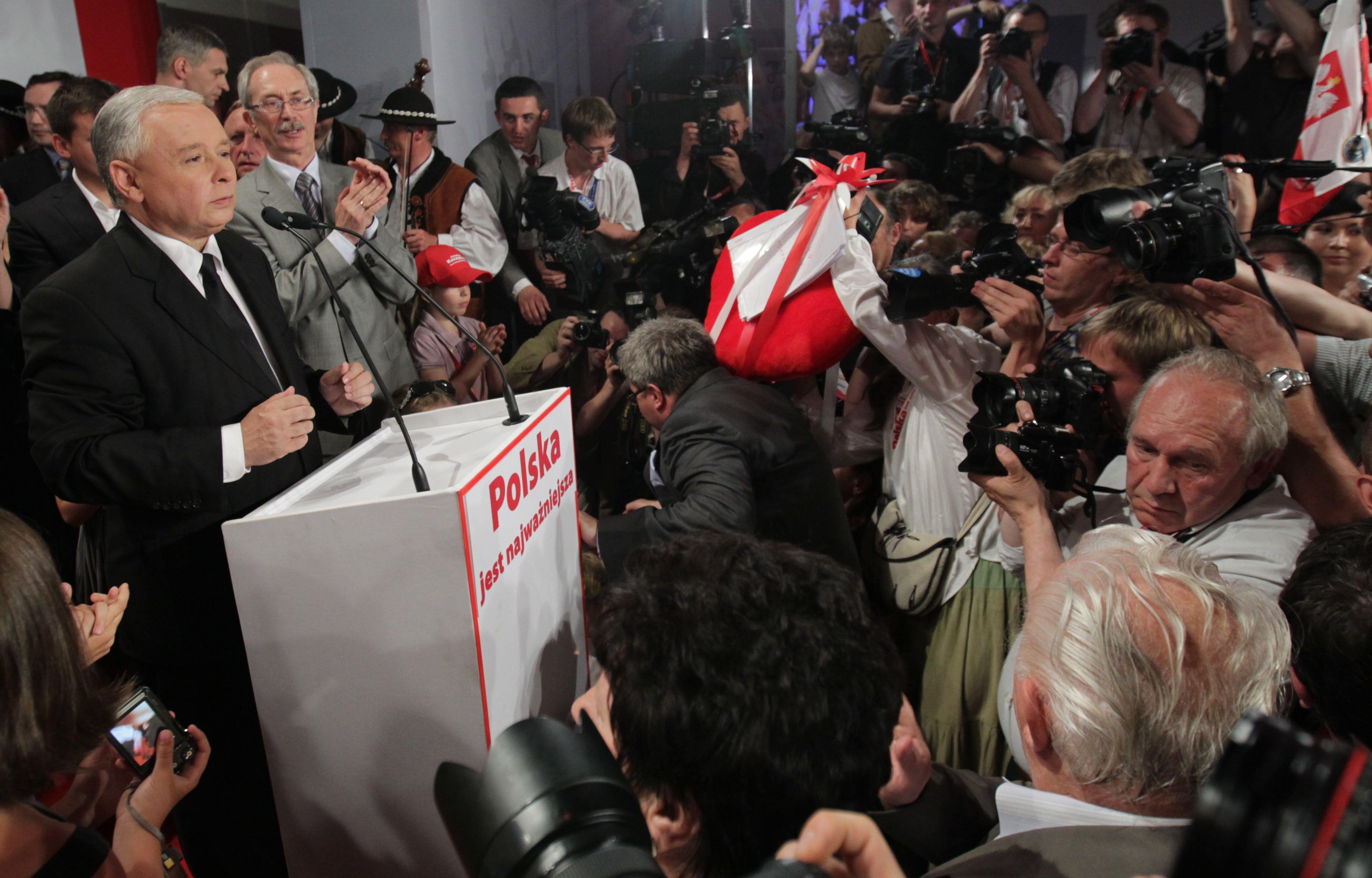 wieczór wyborczy kaczyński mównica