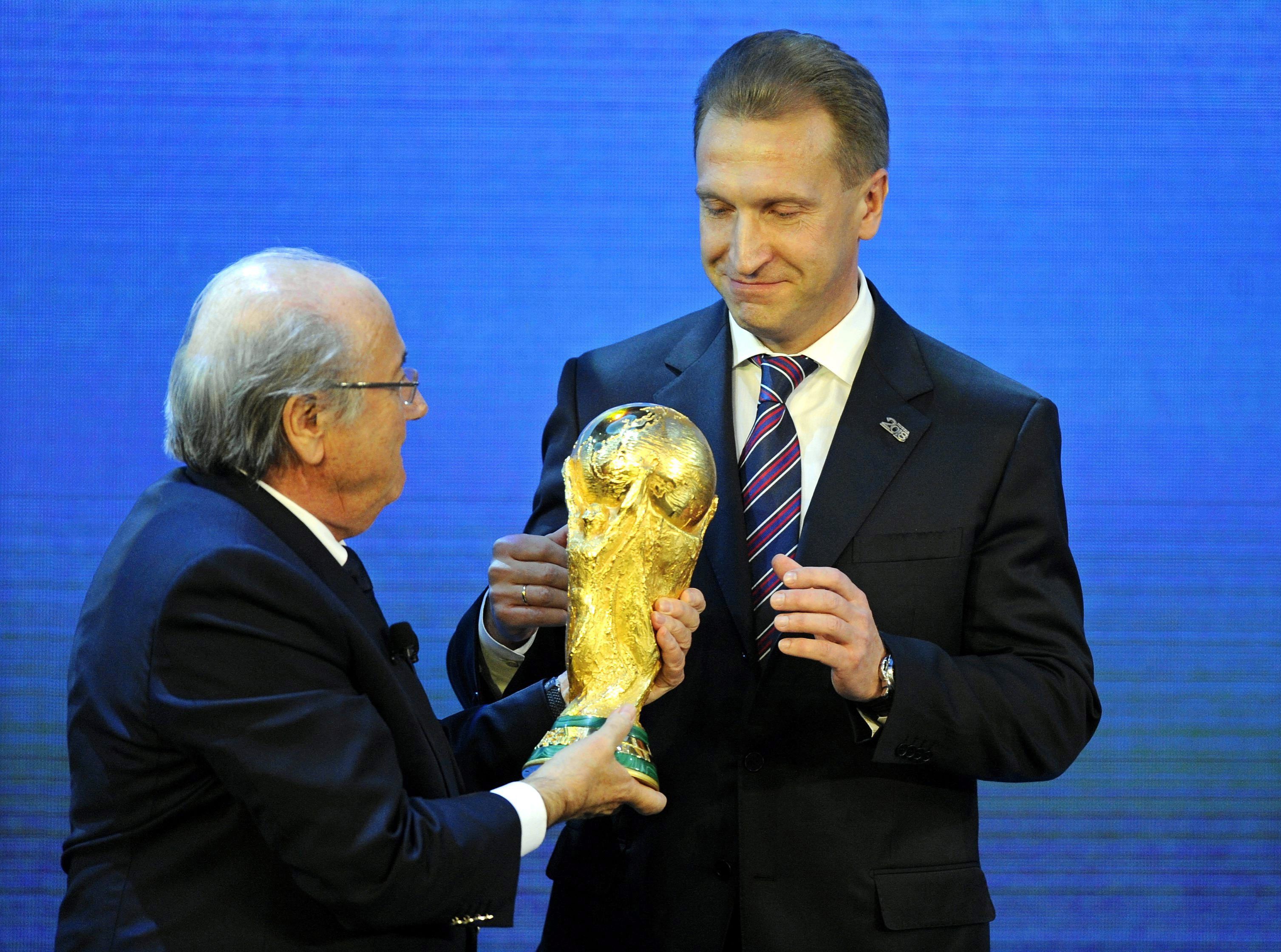 Prezydent FIFA Joseph Blatter i rosyjski wicepremier Igor Szuwałow