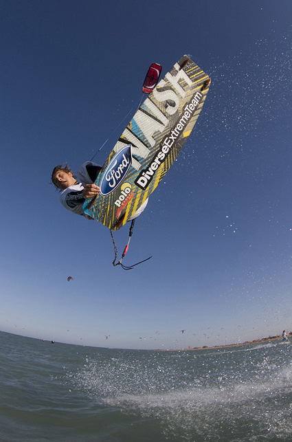 Naukę kitesurfingu najlepiej zacząć od puszczania latawca