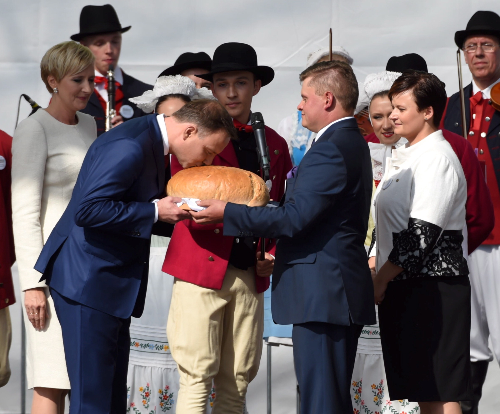 Andrzej Duda sygnalizował też potrzebę wprowadzenia zmian w prawie, które usprawnią system wyceny szkód rolniczych. Podkreślał, że należy wzmocnić pozycję rolnika w relacjach z ubezpieczycielami upraw oraz komisjami szacującymi straty, które spowodowała susza. Krytykował również postawę sklepów wielkopowierzchniowych, które skupują polską żywność po skrajnie niskich cenach.