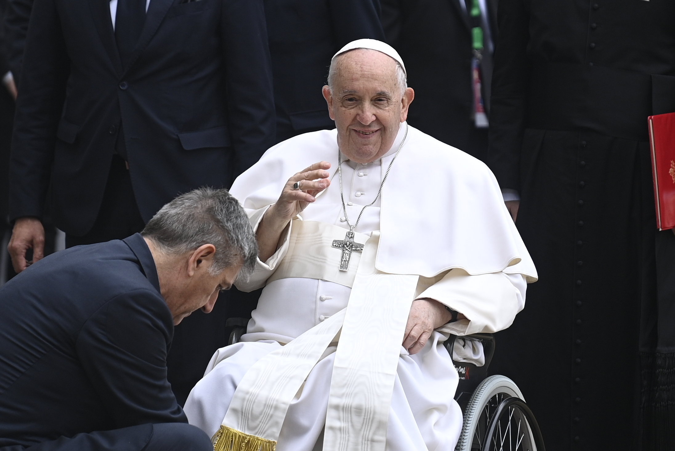 Hatalmas tömeg a Rózsák terén, komoly rendőri készültség felügyeli a biztonságot Ferenc pápa beszéde alatt - fotók