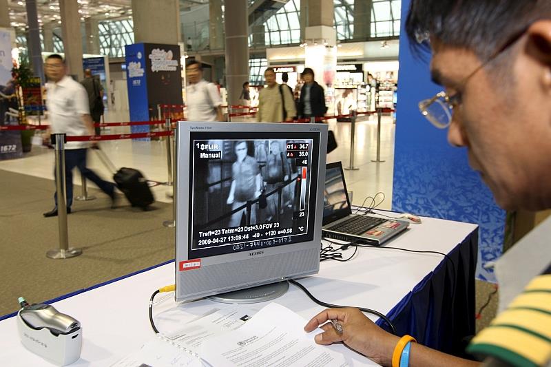 świńska grypa - monitor na lotnisku w Bangkoku
