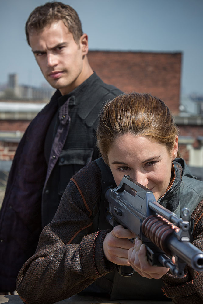 Theo James i Shailene Woodley w filmie
