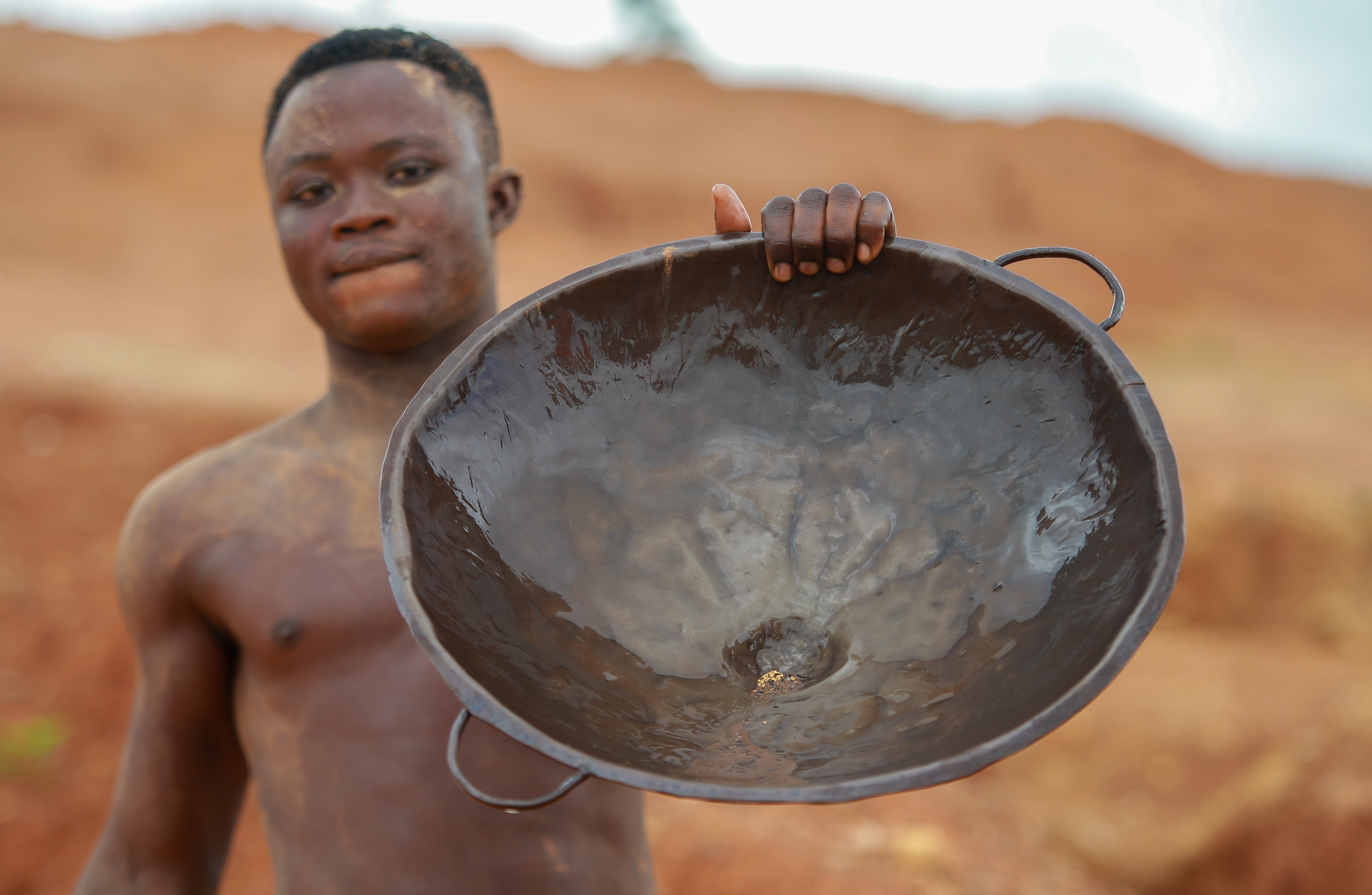 Így bányásznak illegálisan aranyat az afrikai Ghánában – fotók