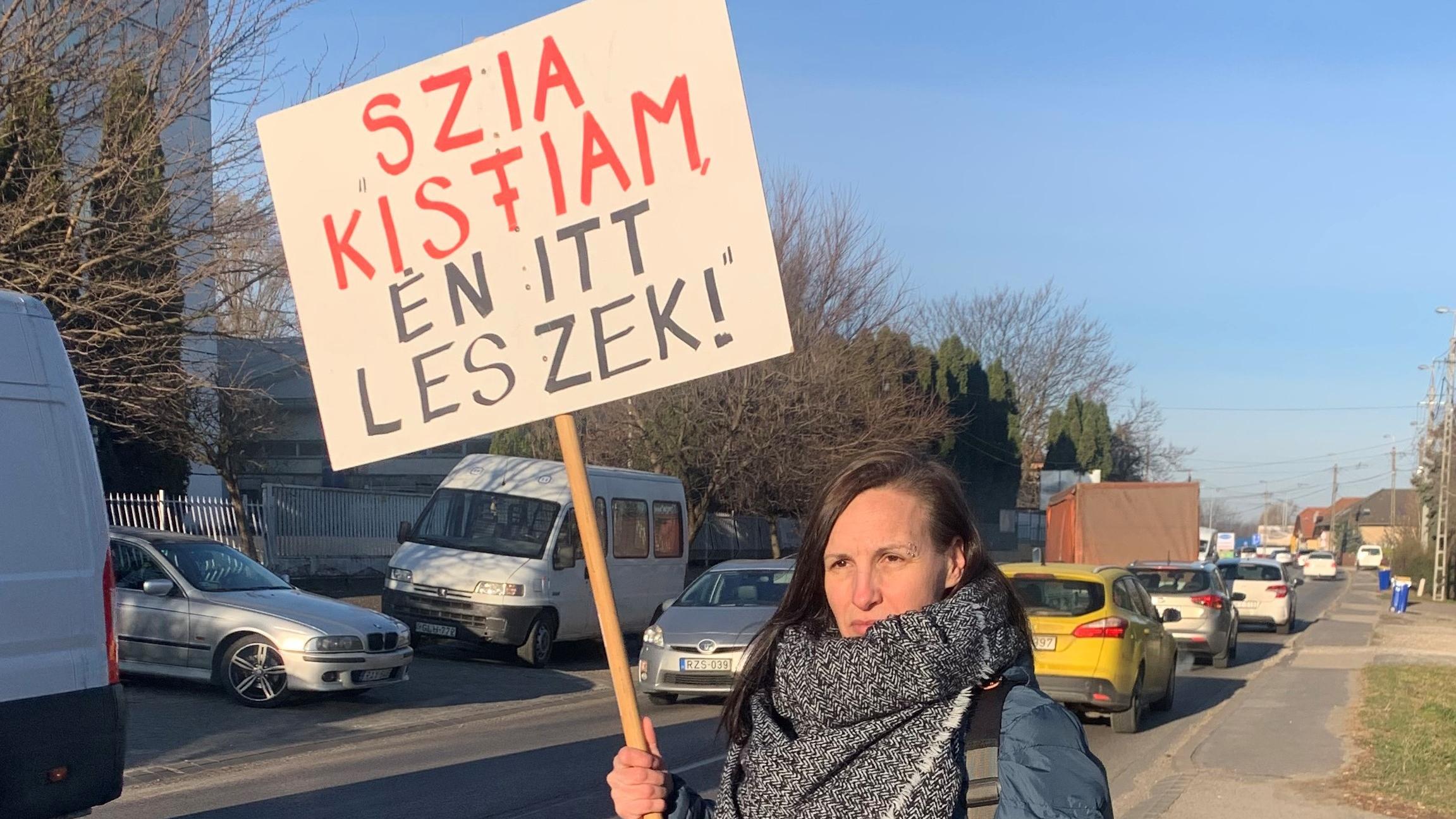 Dugó a Pest vármegyei városban: kisfiáért tüntet Gabriella az út mentén