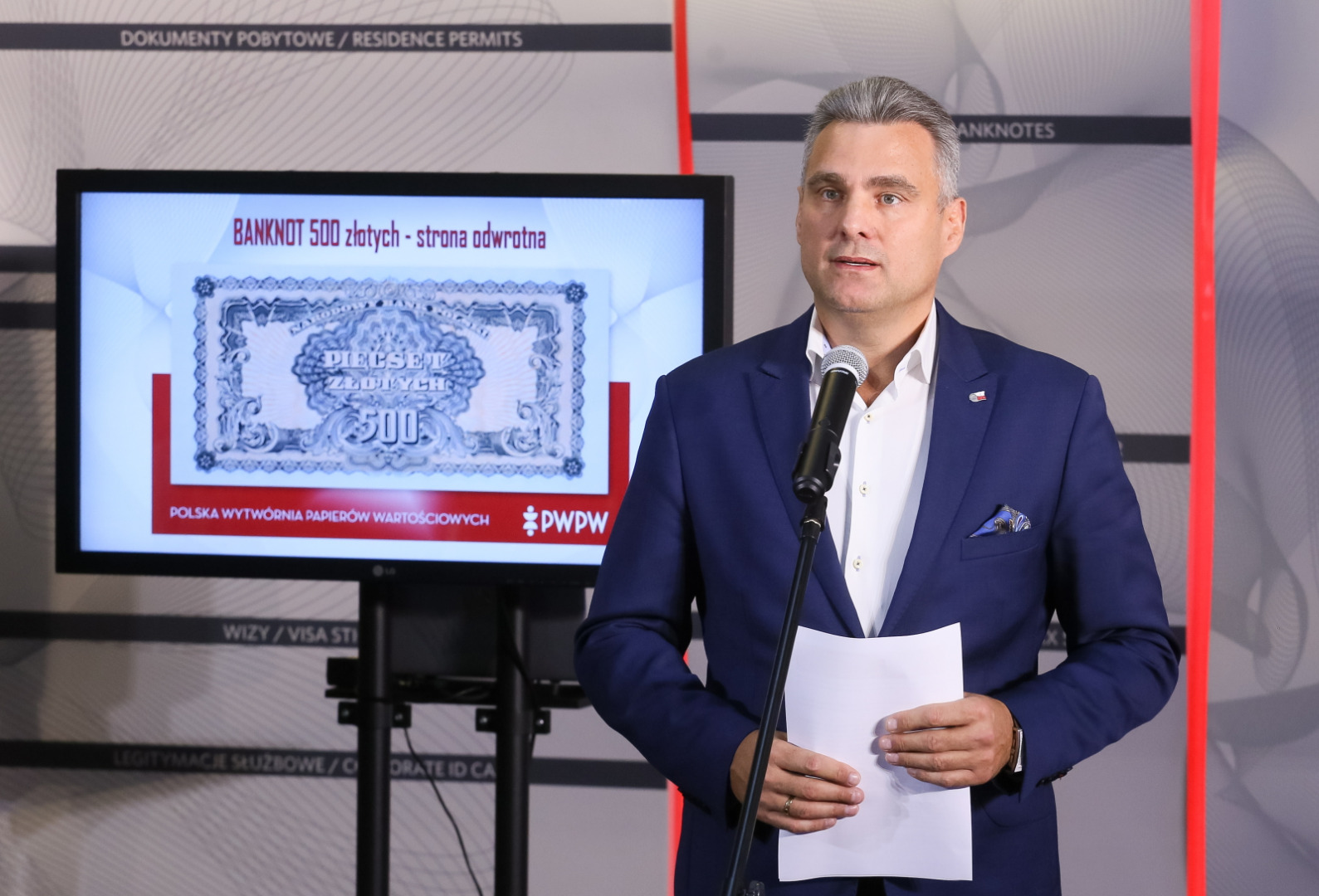 Prezes zarządu Polskiej Wytwórni Papierów Wartościowych SA Piotr Woyciechowski podczas konferencji prasowej