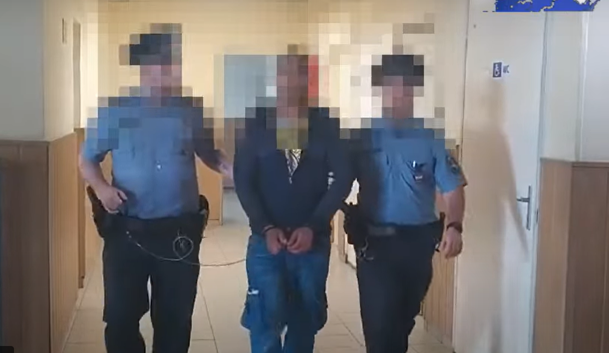 Az óvodából ment haza gyermekeivel az édesanya, amikor exe rátámadt és megkéselte - videó