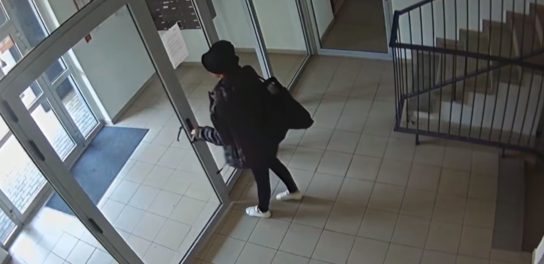 Áll az alku: 100 ezer euró lapult a bőröndben, amit egy pozsonyi lakásból lopott el egy nő – videó