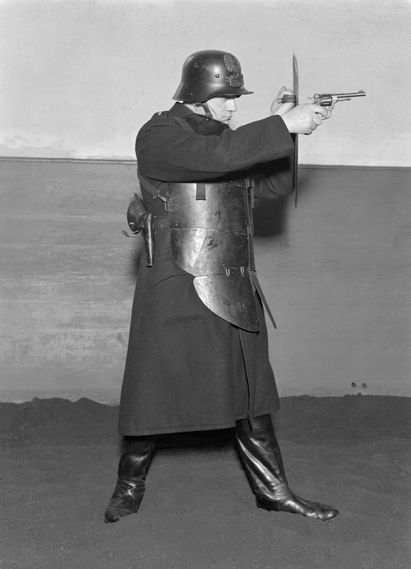 Policjant w pełnym rynsztunku, Policja Państwowa m.st. Warszawy, Warszawa 1934 (Sygn.190-1291, licencja CC-BY-SA)