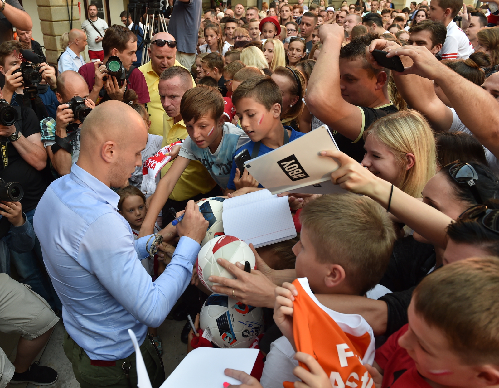 Po zakończeniu części oficjalnej bardzo długo rozdawał autografy.