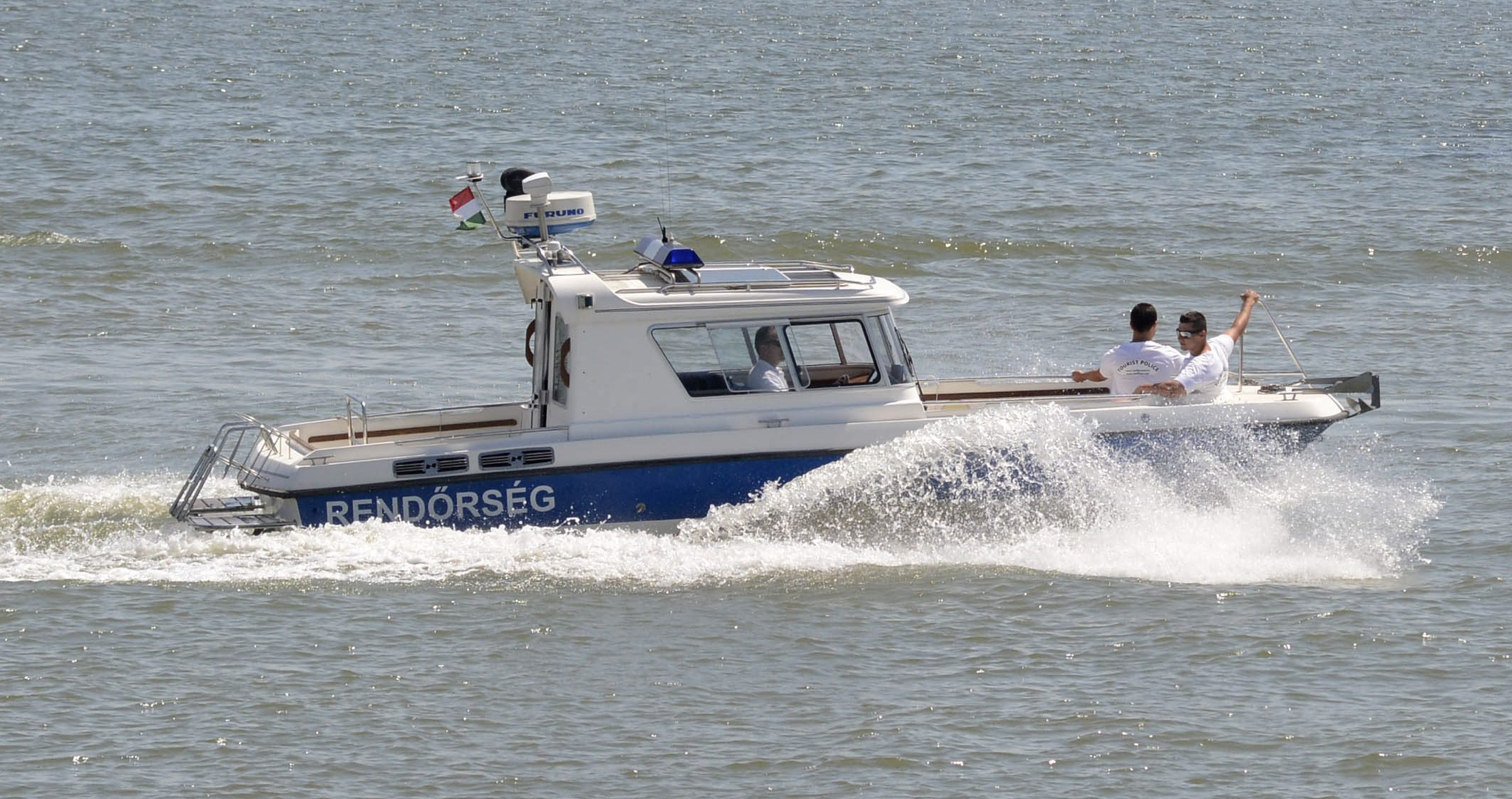 26 éves váci nő lopott csónakkal sodródott a Dunán: a rendőrök mentették  meg - Blikk