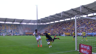 Arka - Jagiellonia (0:1): Burliga rozpoczął akcję i pognał w pole karne Arki. Gdyby nie Steinbors, gospodarze byliby w tarapatach